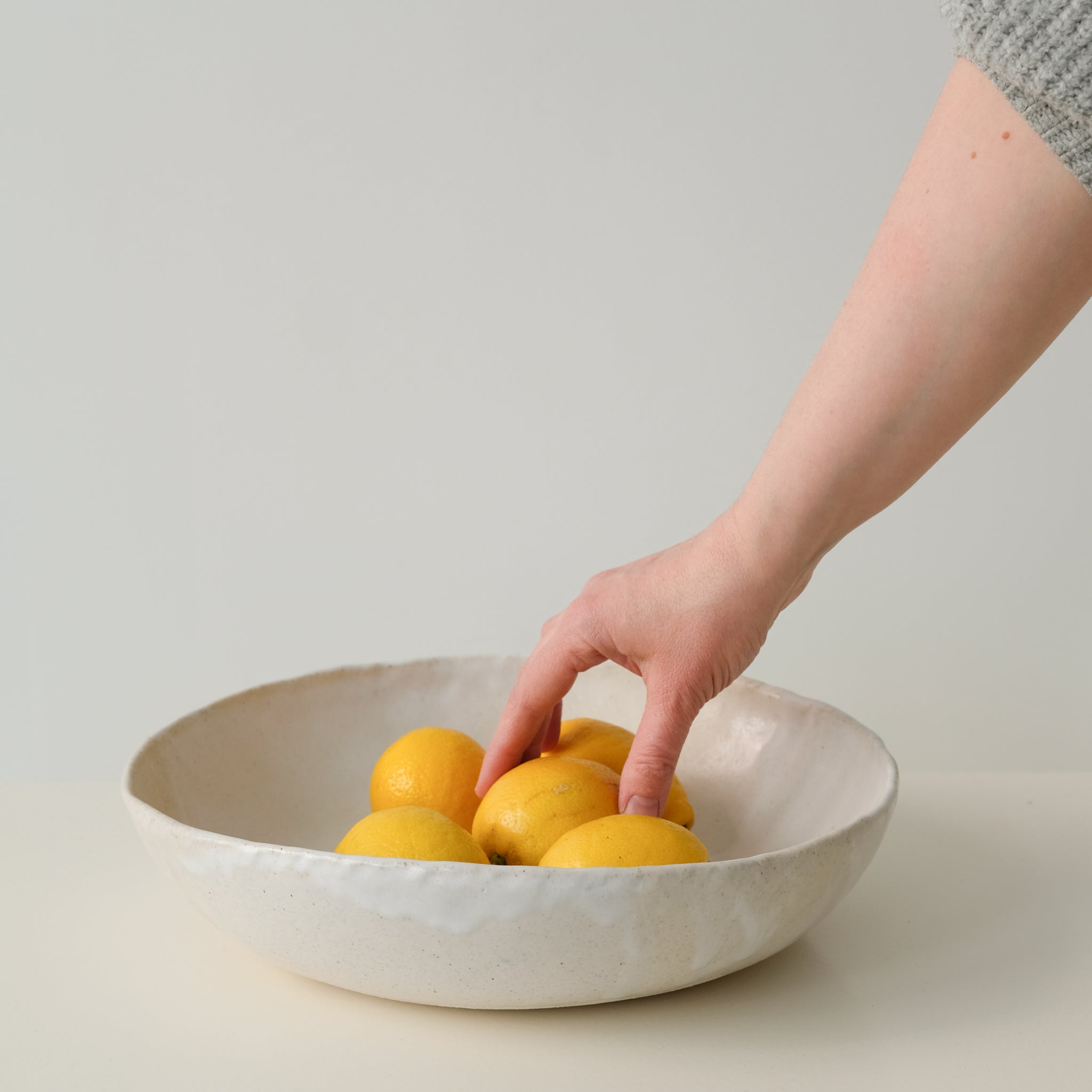 Saladier en grès blanc de Lola Moreau chez Brutal Ceramics