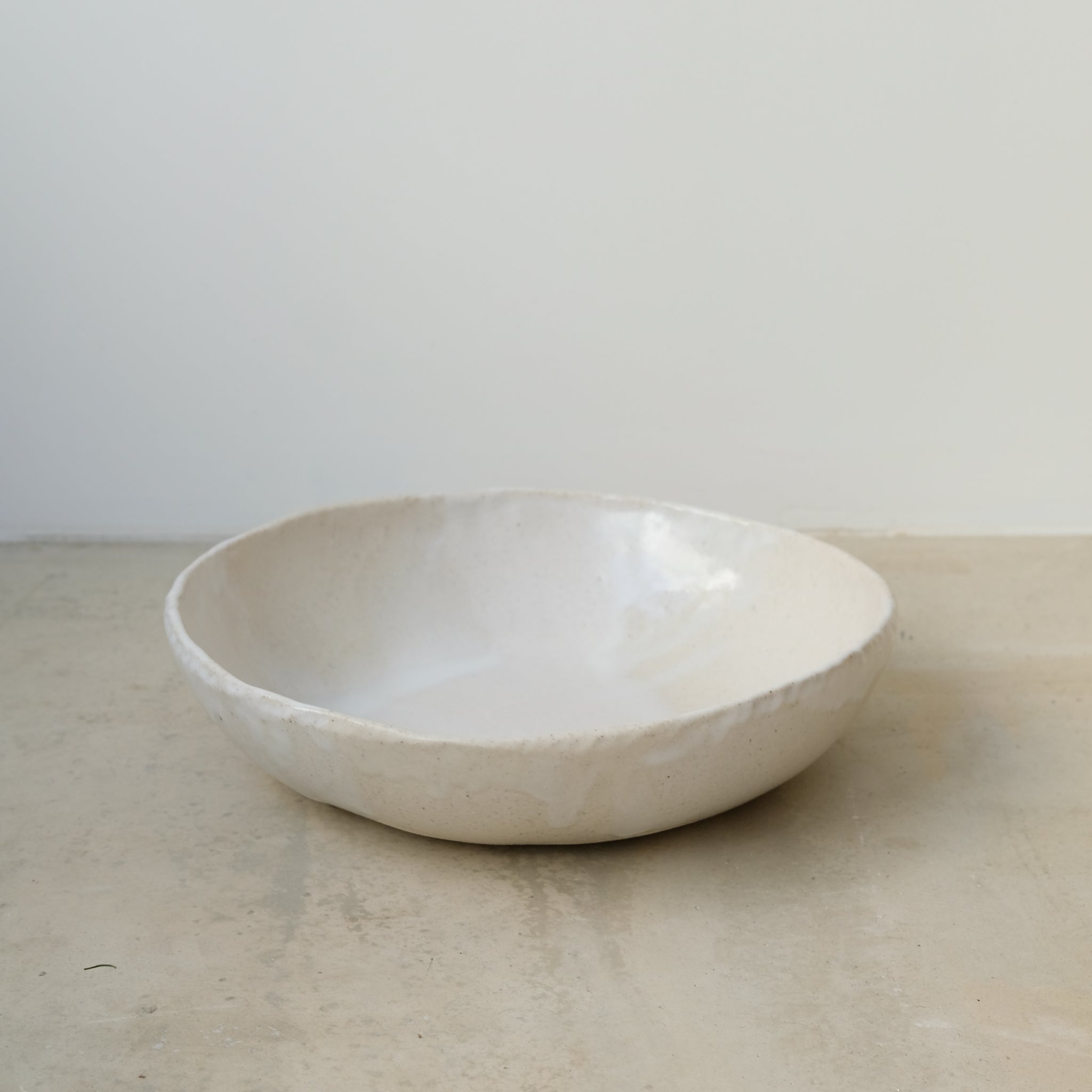 Saladier en grès blanc de Lola Moreau chez Brutal Ceramics