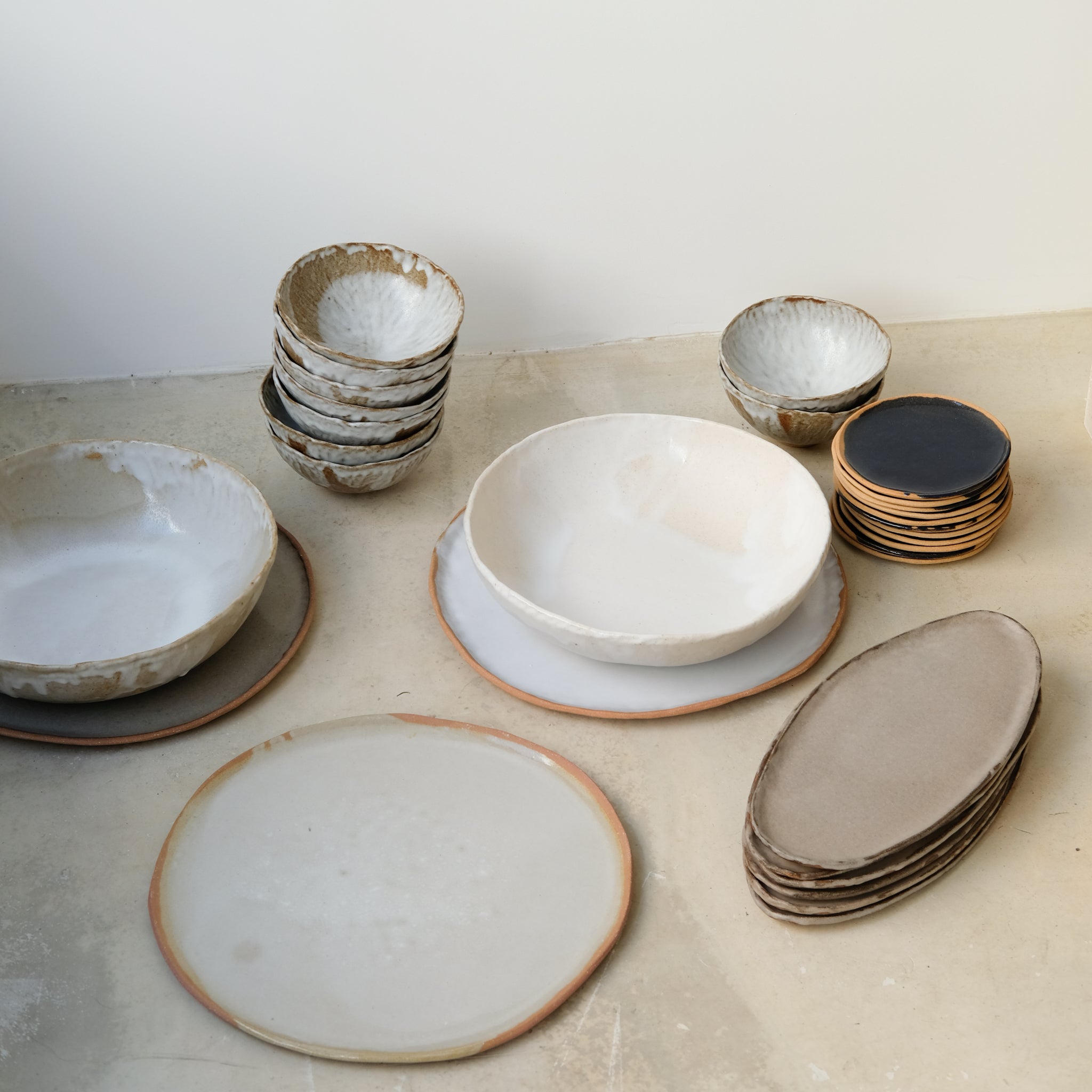 Assiette en grès roux bleu brillant de Lola Moreau chez Brutal