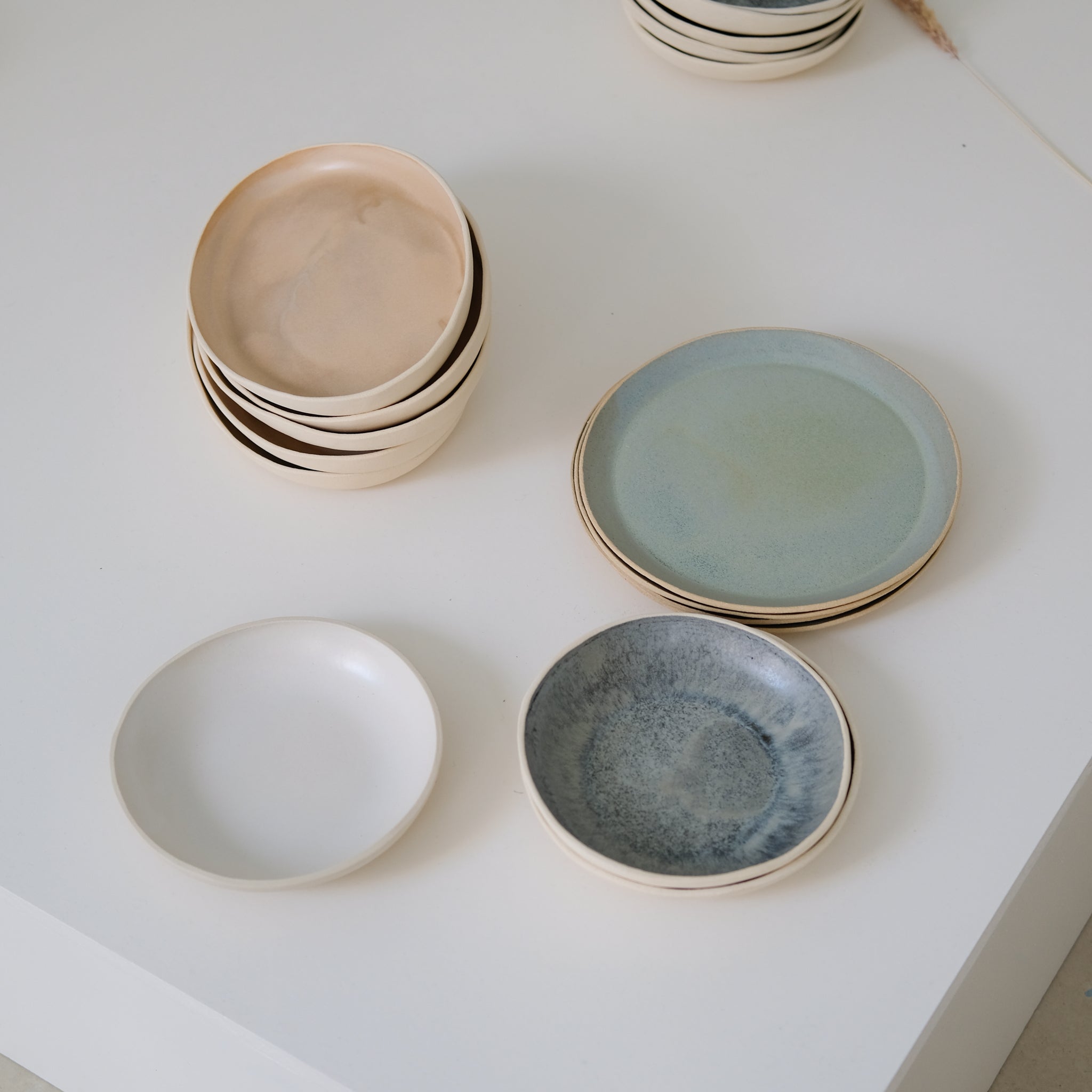Assiette creuse lagon en grès blanc par Lucie Faucon chez Brutal