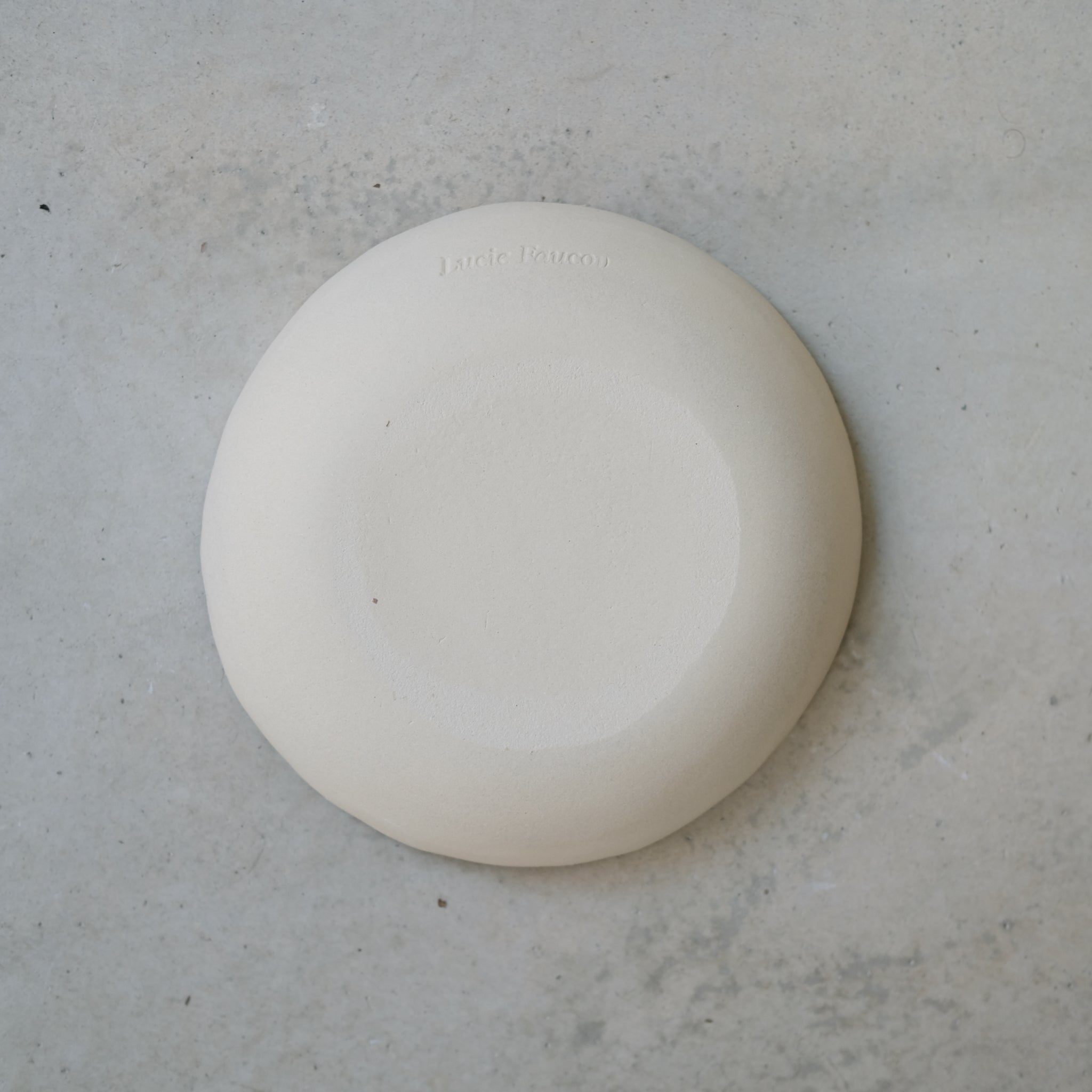 Assiette creuse blanc satiné en grès par Lucie Faucon chez Brutal