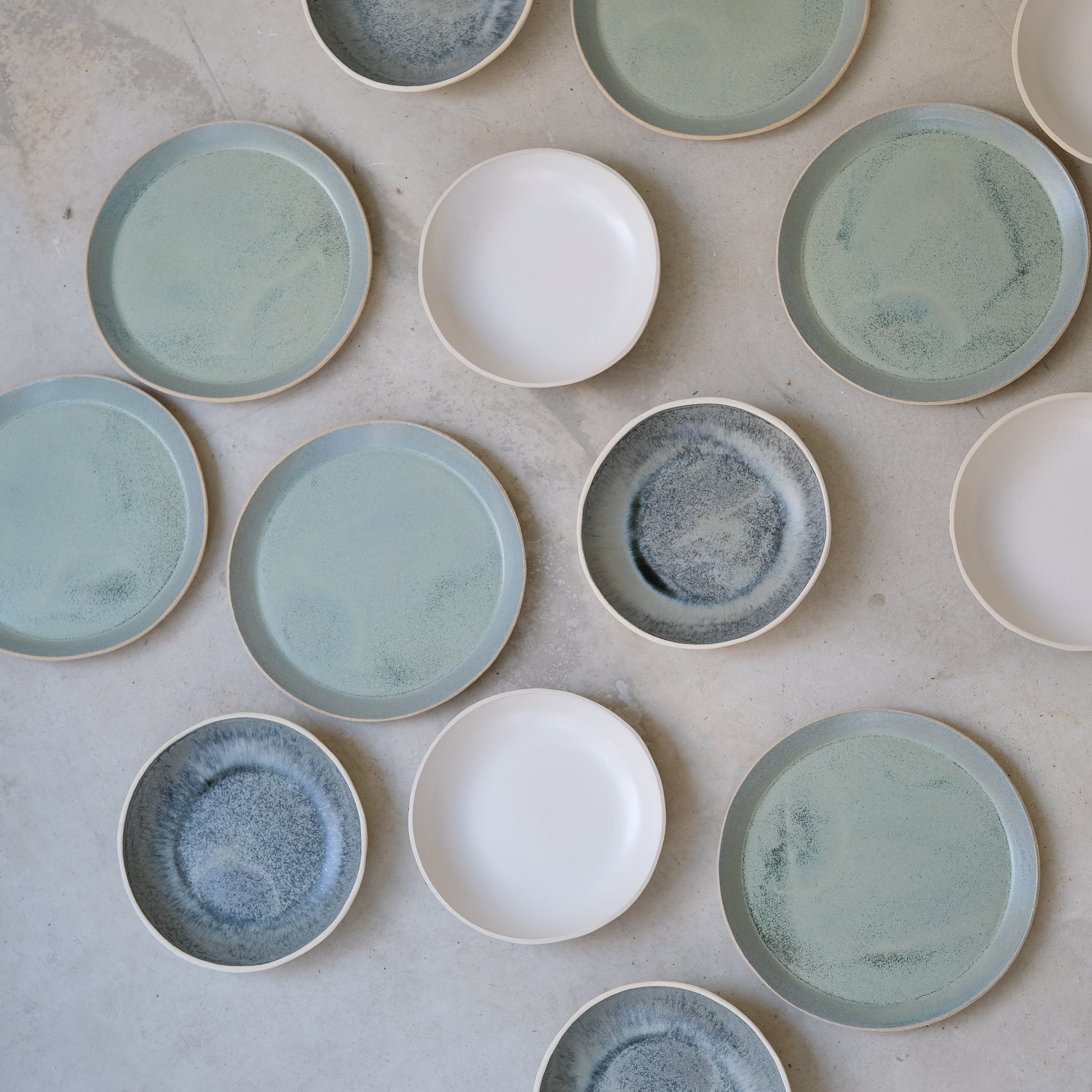 Assiette creuse blanc satiné en grès par Lucie Faucon chez Brutal