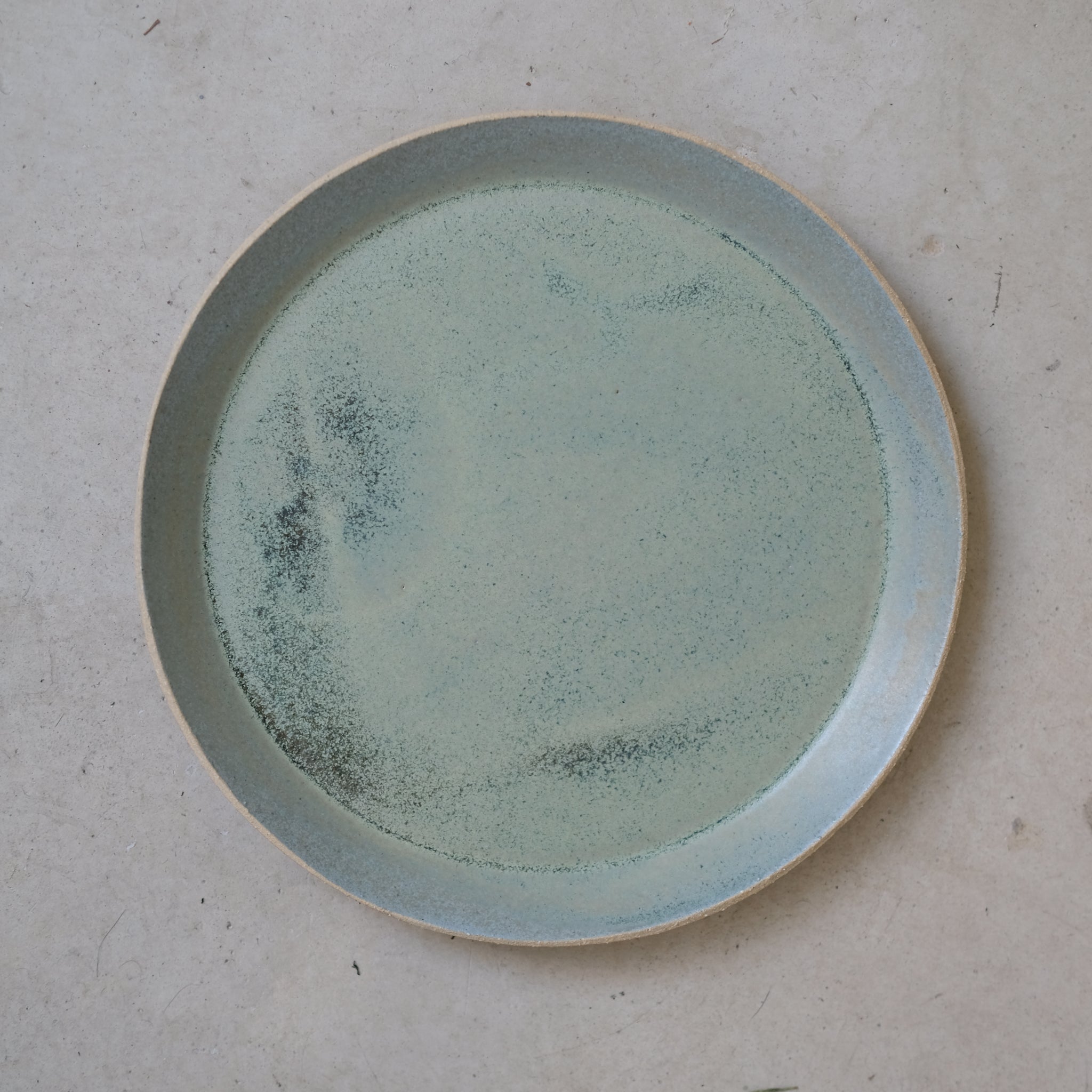 Assiette Pistache en grès par Lucie Faucon chez Brutal