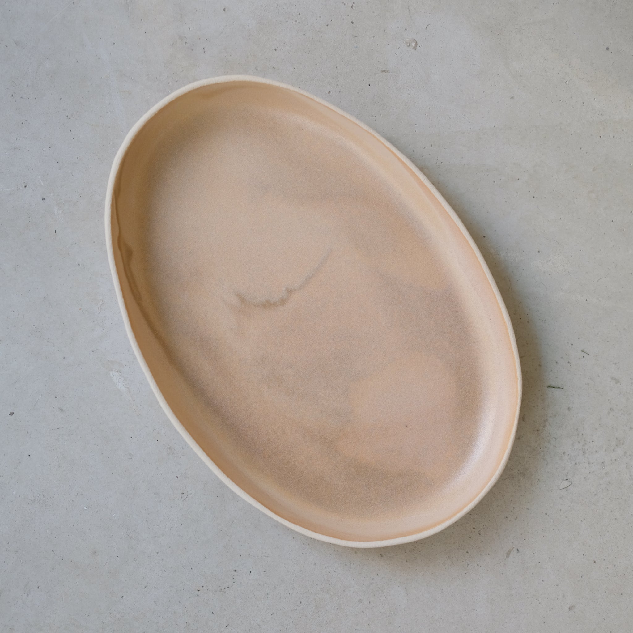 Plat allongé en grès pêche par Lucie Faucon chez Brutal Ceramics
