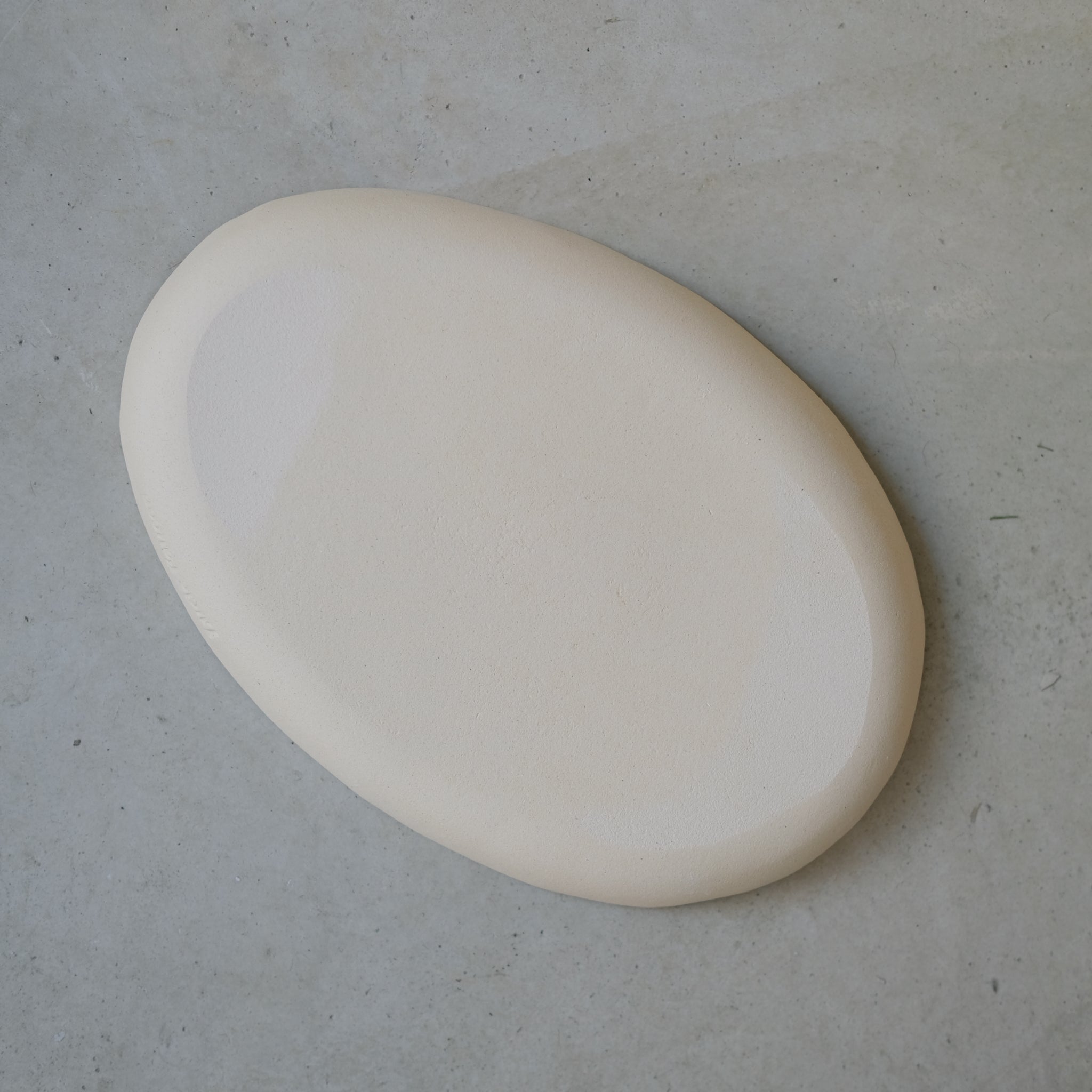 Plat allongé en grès pêche par Lucie Faucon chez Brutal Ceramics