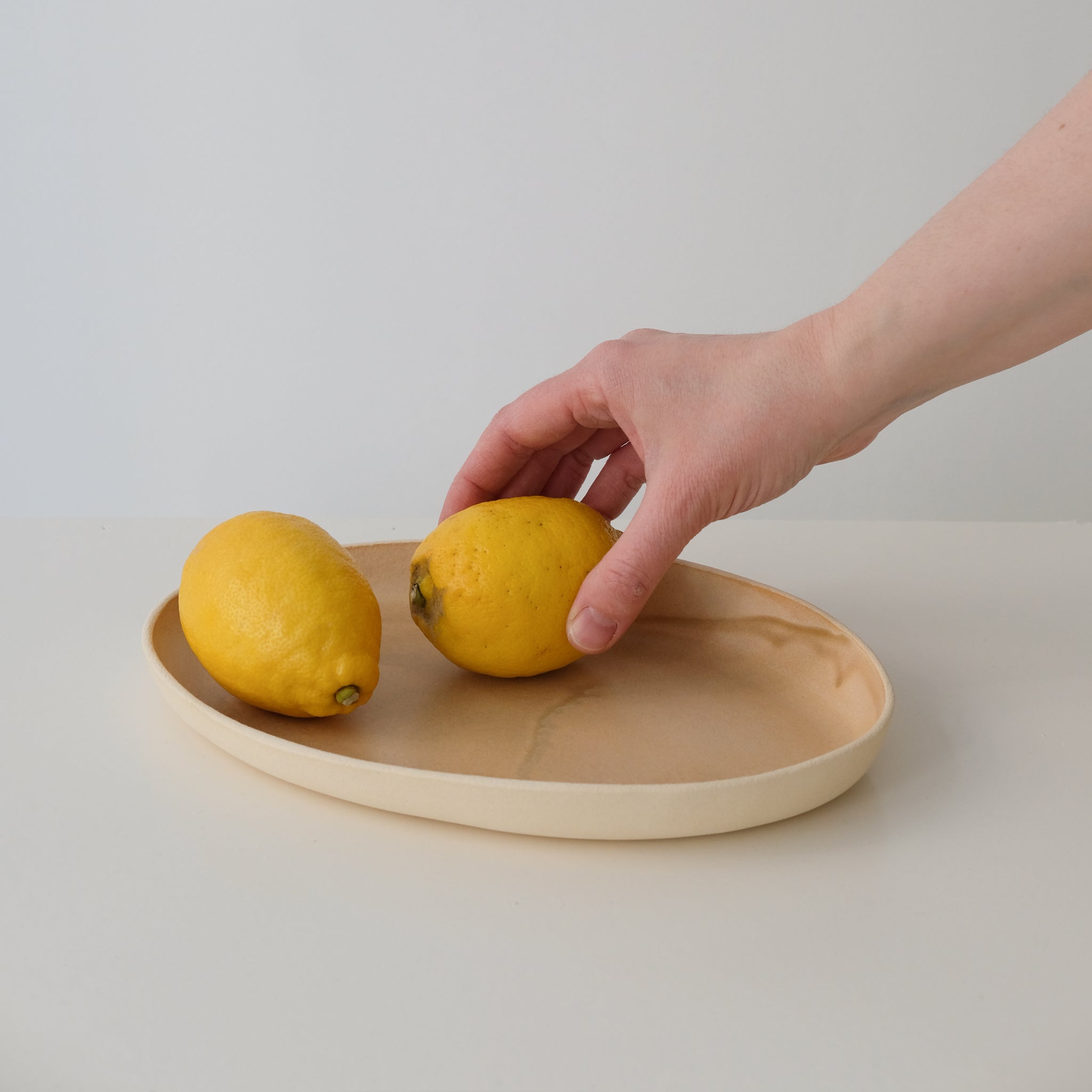 Plat allongé en grès pêche par Lucie Faucon chez Brutal Ceramics
