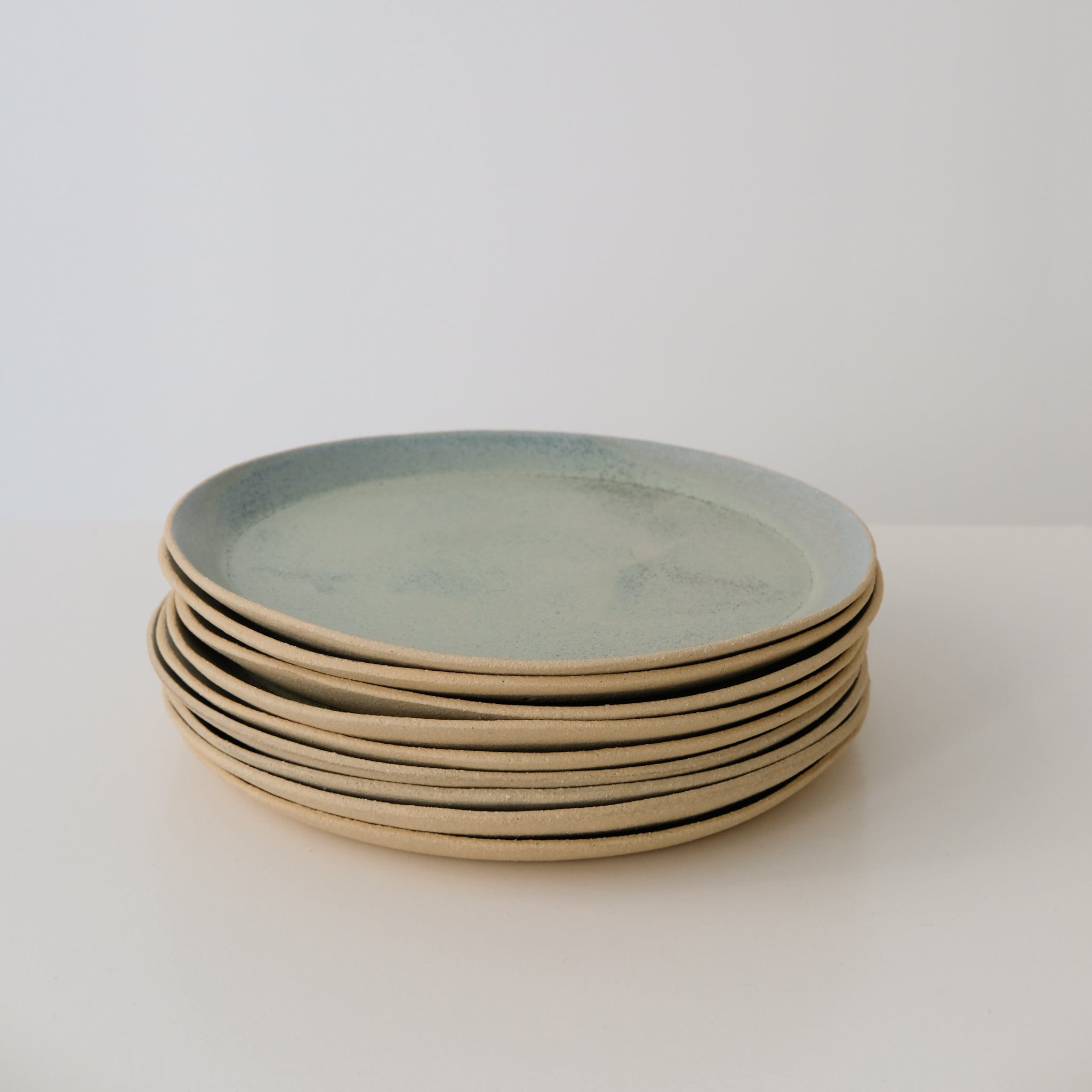 Assiette Pistache en grès par Lucie Faucon chez Brutal