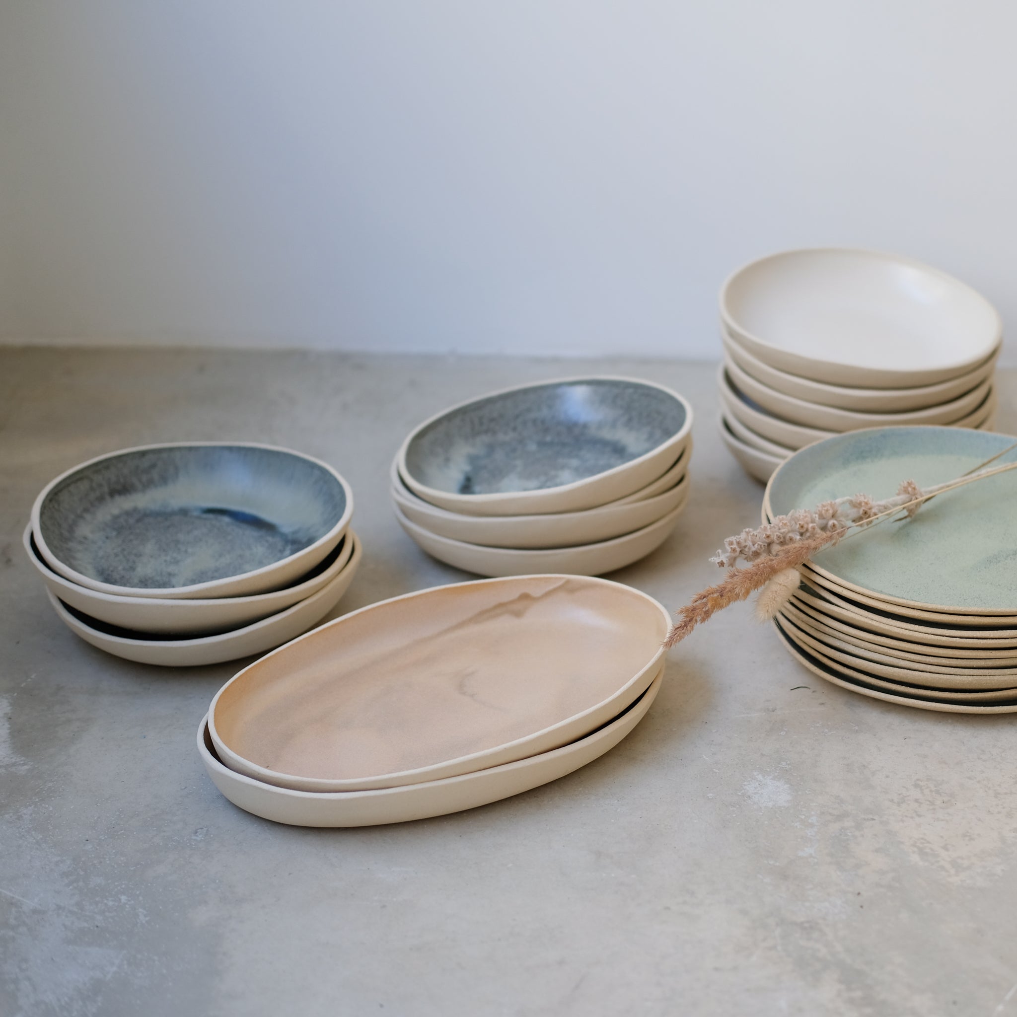 Plat allongé en grès pêche par Lucie Faucon chez Brutal Ceramics