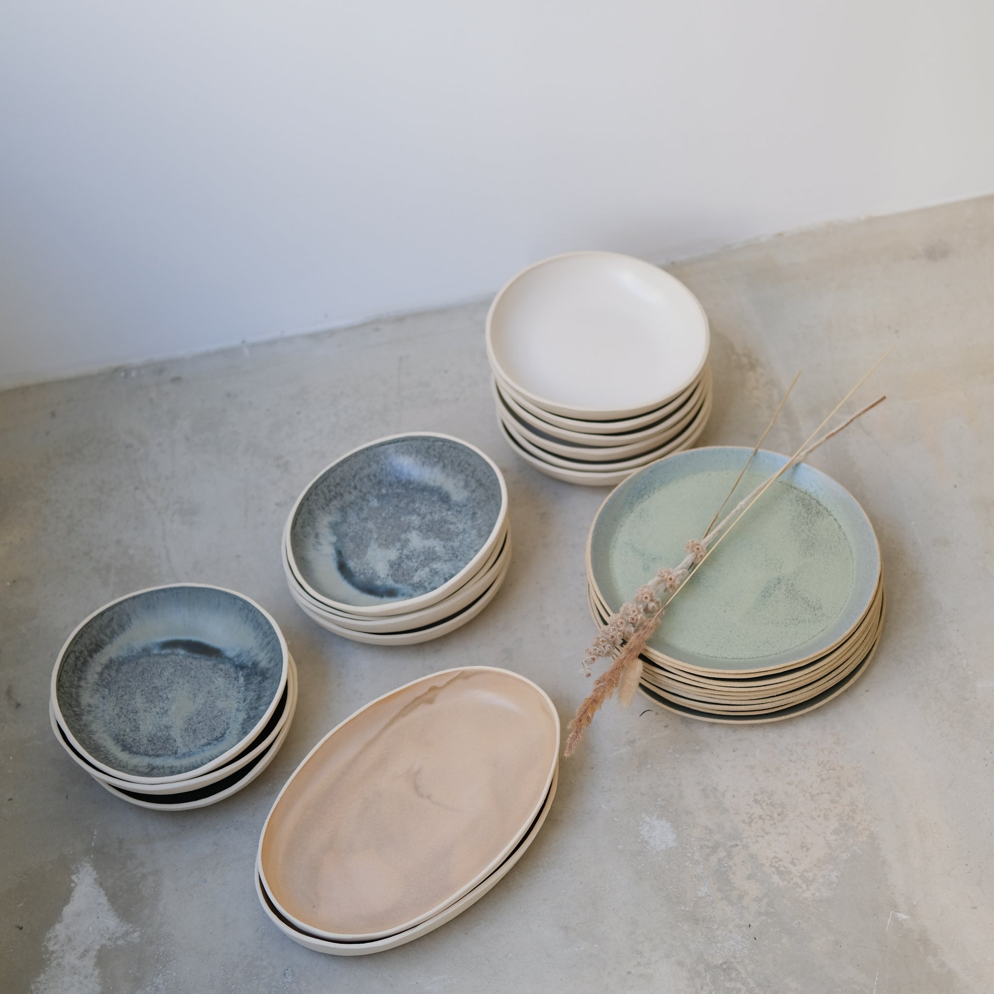 Assiette Pistache en grès par Lucie Faucon chez Brutal