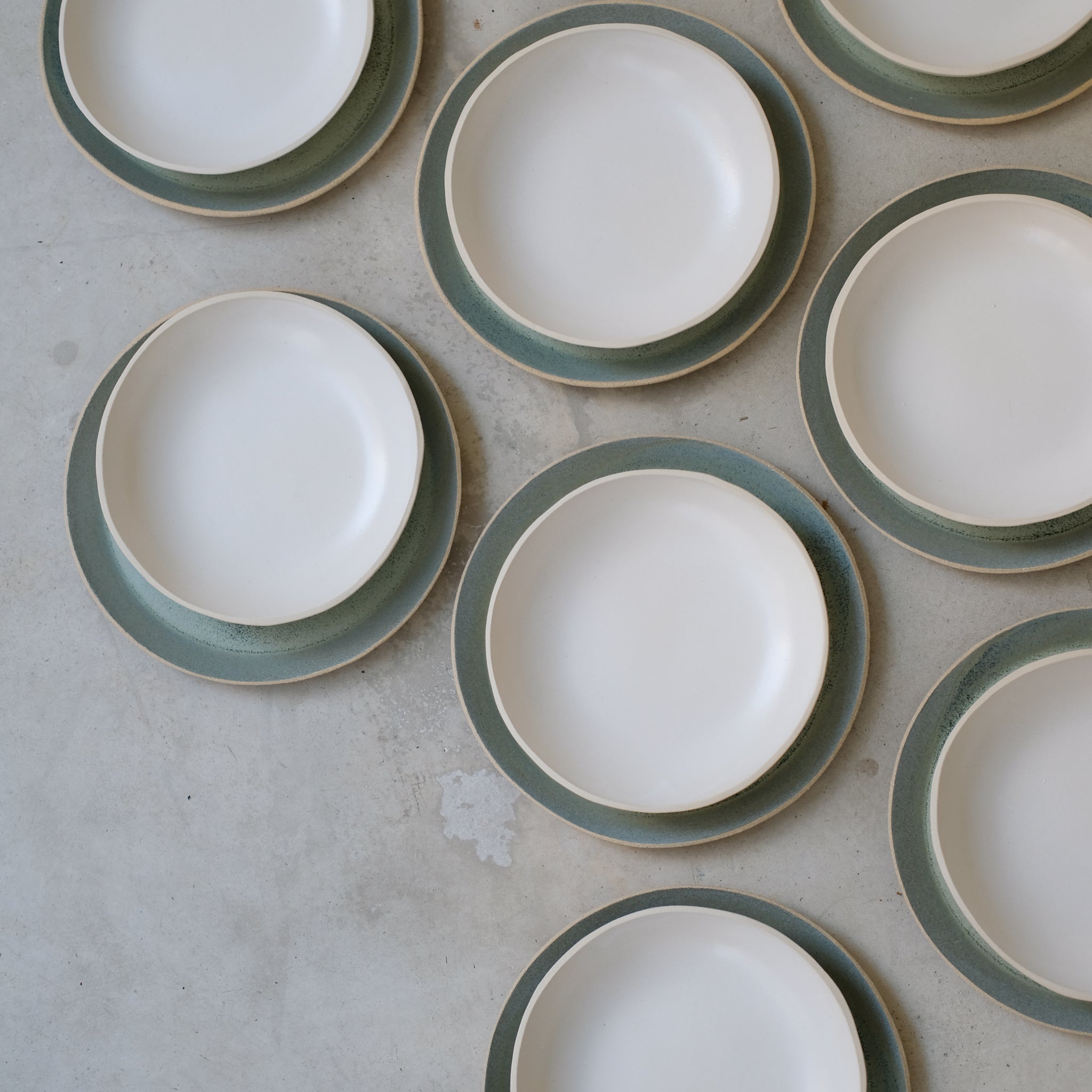 Assiette creuse blanc satiné en grès par Lucie Faucon chez Brutal