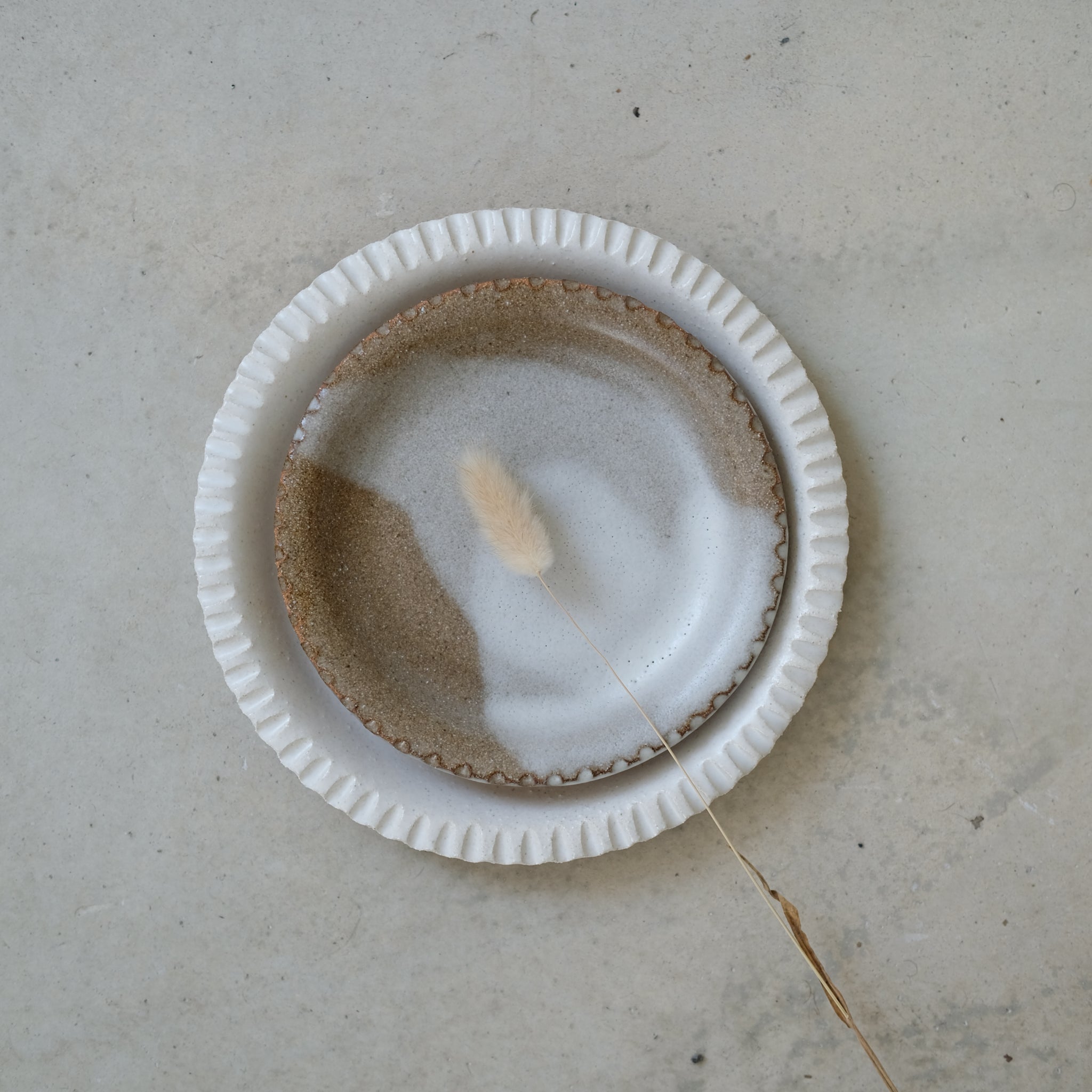Assiette en grès roux email blanc-brun par Mano Mani chez Brutal Ceramics