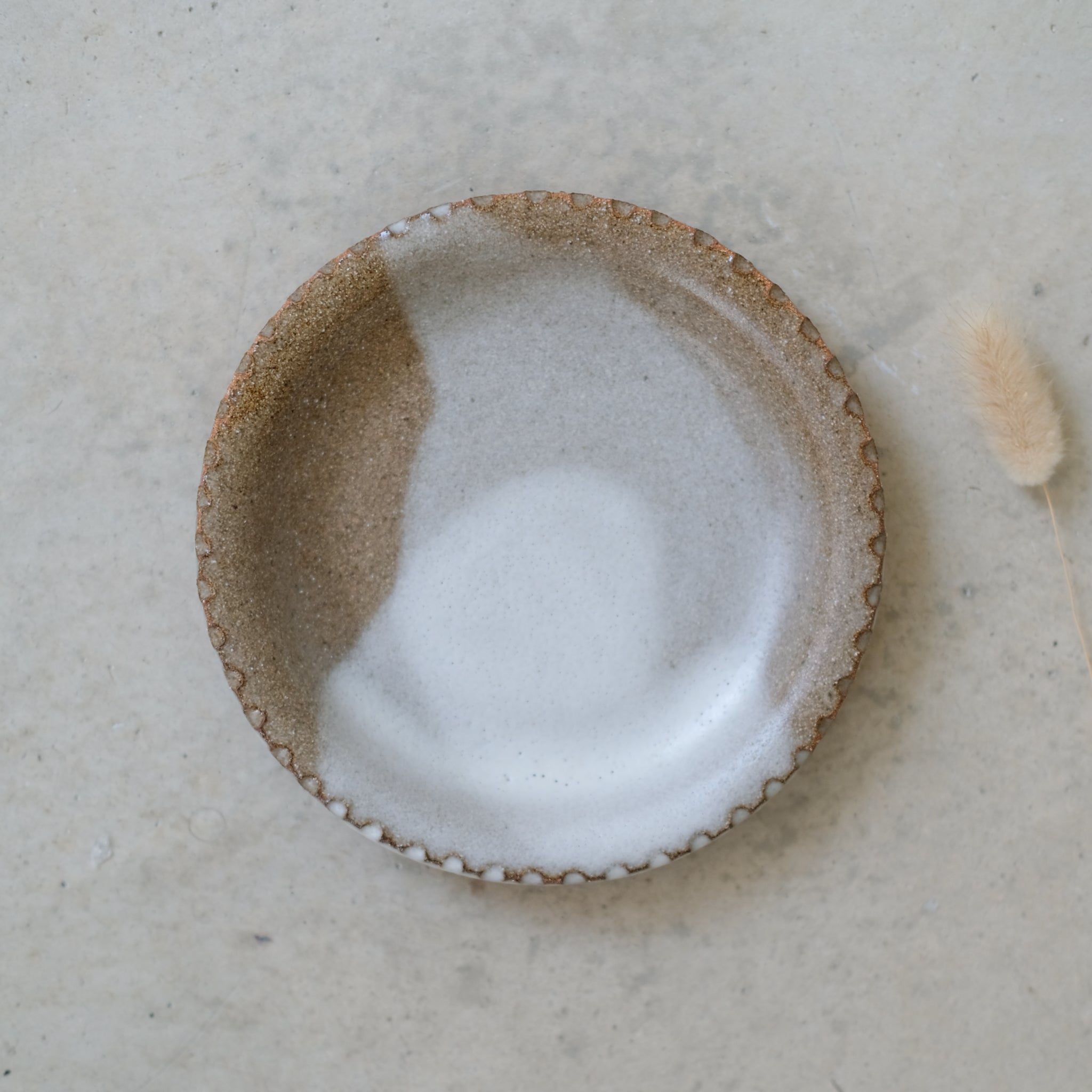 Assiette en grès roux email blanc-brun par Mano Mani chez Brutal Ceramics