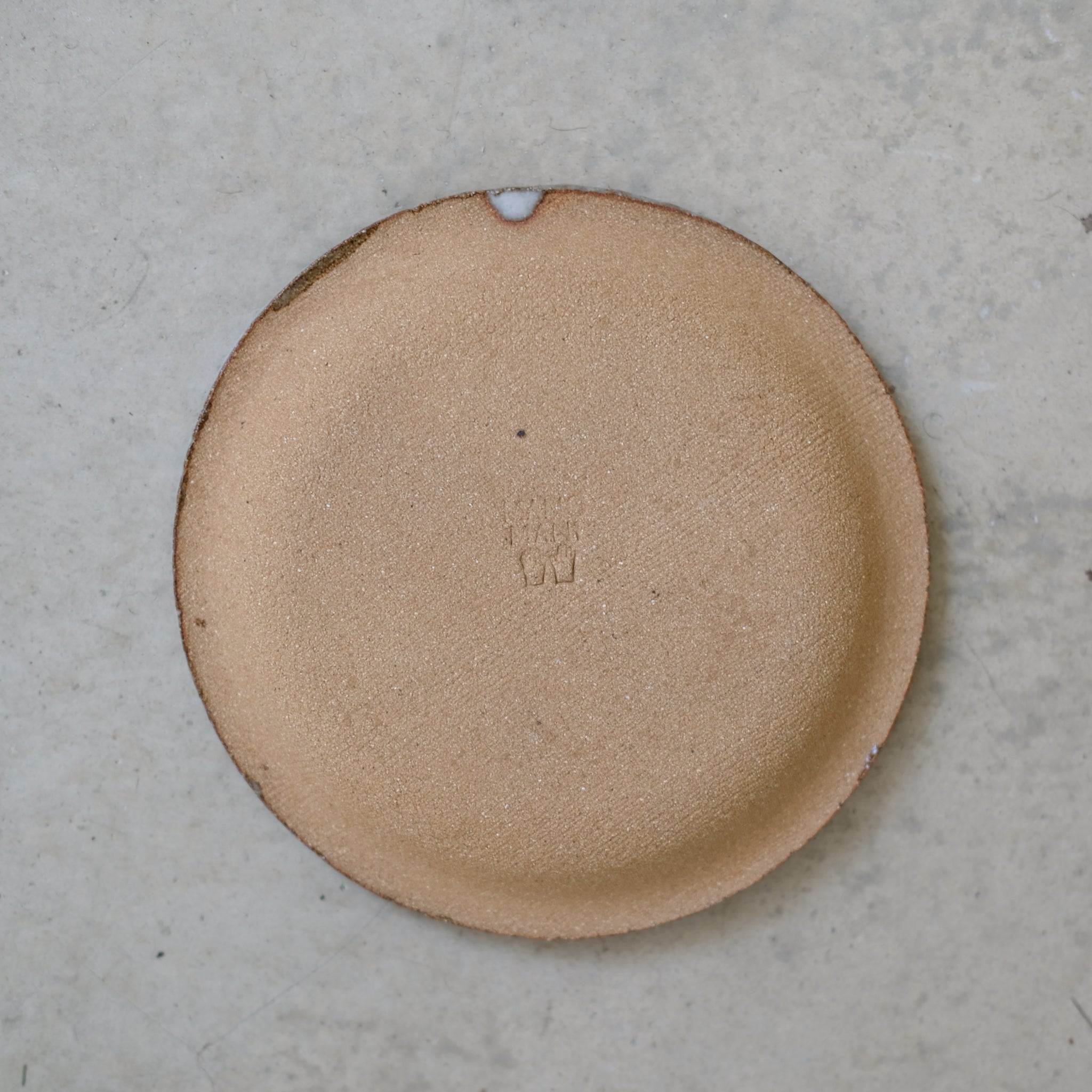 Assiette en grès roux email blanc-brun par Mano Mani chez Brutal Ceramics