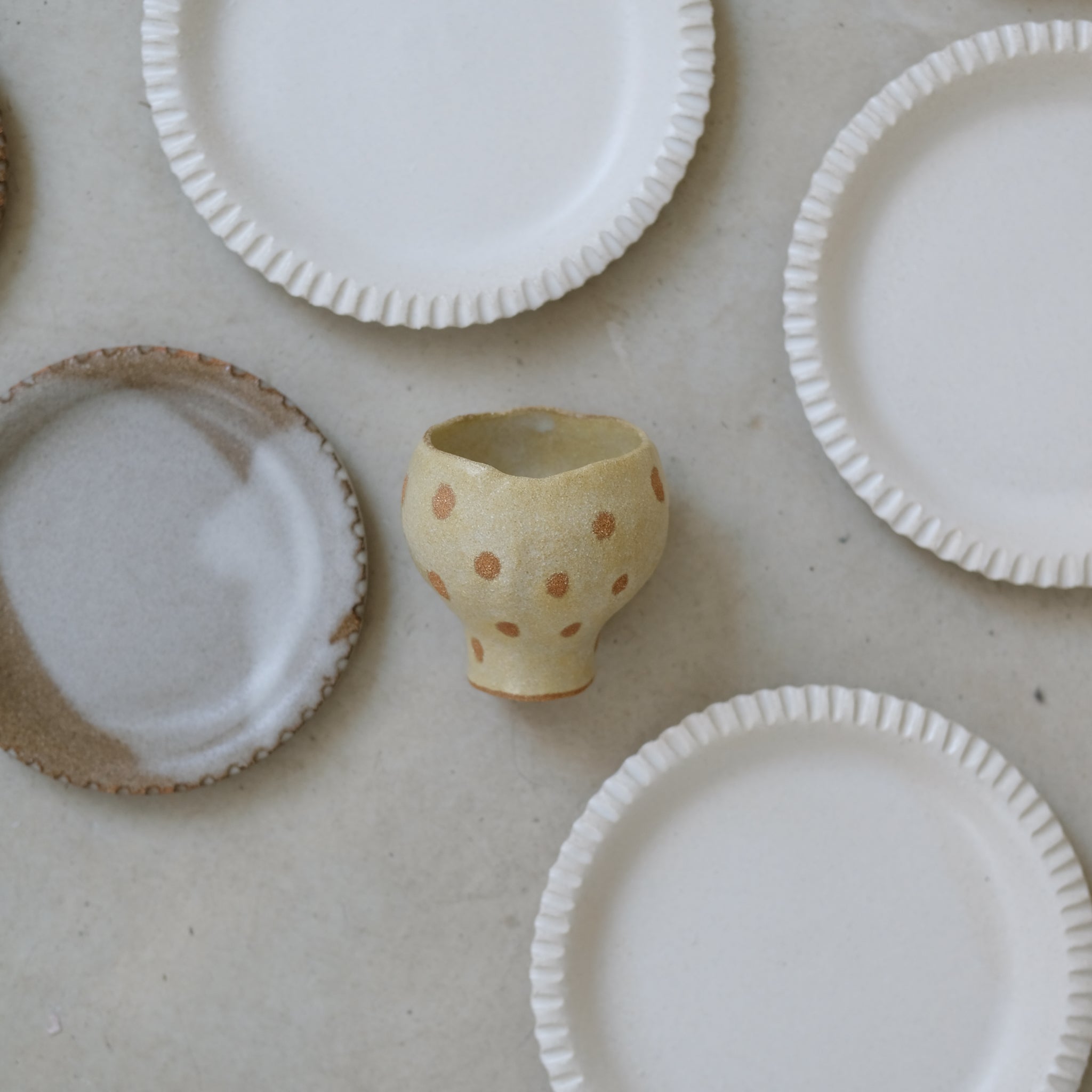 Tasse en grès roux crème à pois par Mano Mani chez Brutal Ceramics