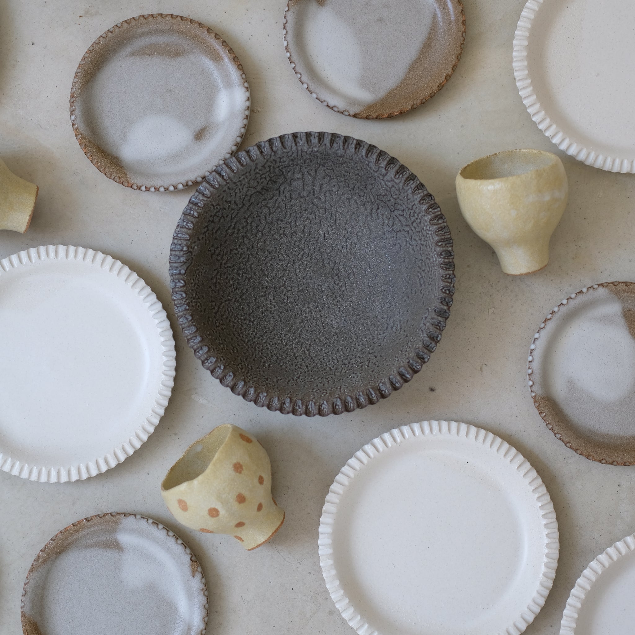 Tasse en grès roux crème par Mano Mani chez Brutal Ceramics