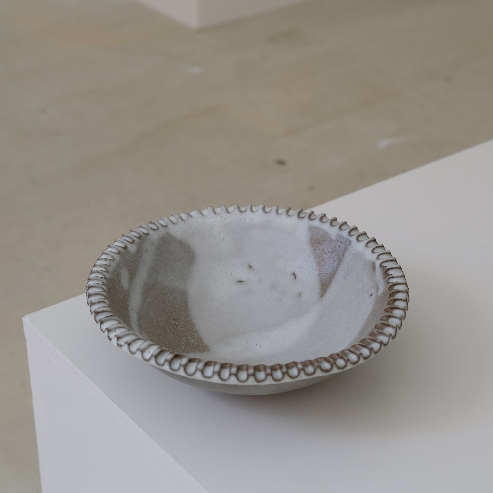 Saladier en grès roux D21,5cm - Blanc & Brun de Mano Mani chez Brutal