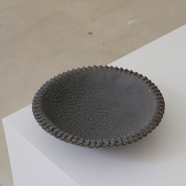 Saladier en grès noir D21,5cm -Mano Mani chez Brutal Ceramics
