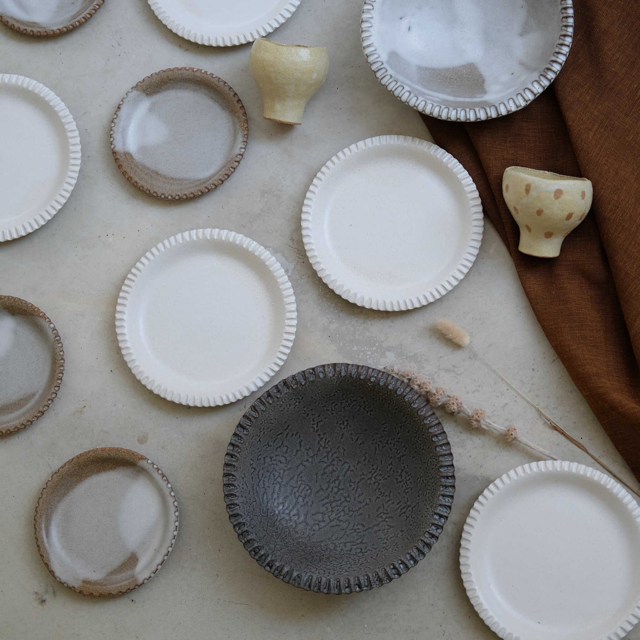 Tasse en grès roux crème à pois par Mano Mani chez Brutal Ceramics