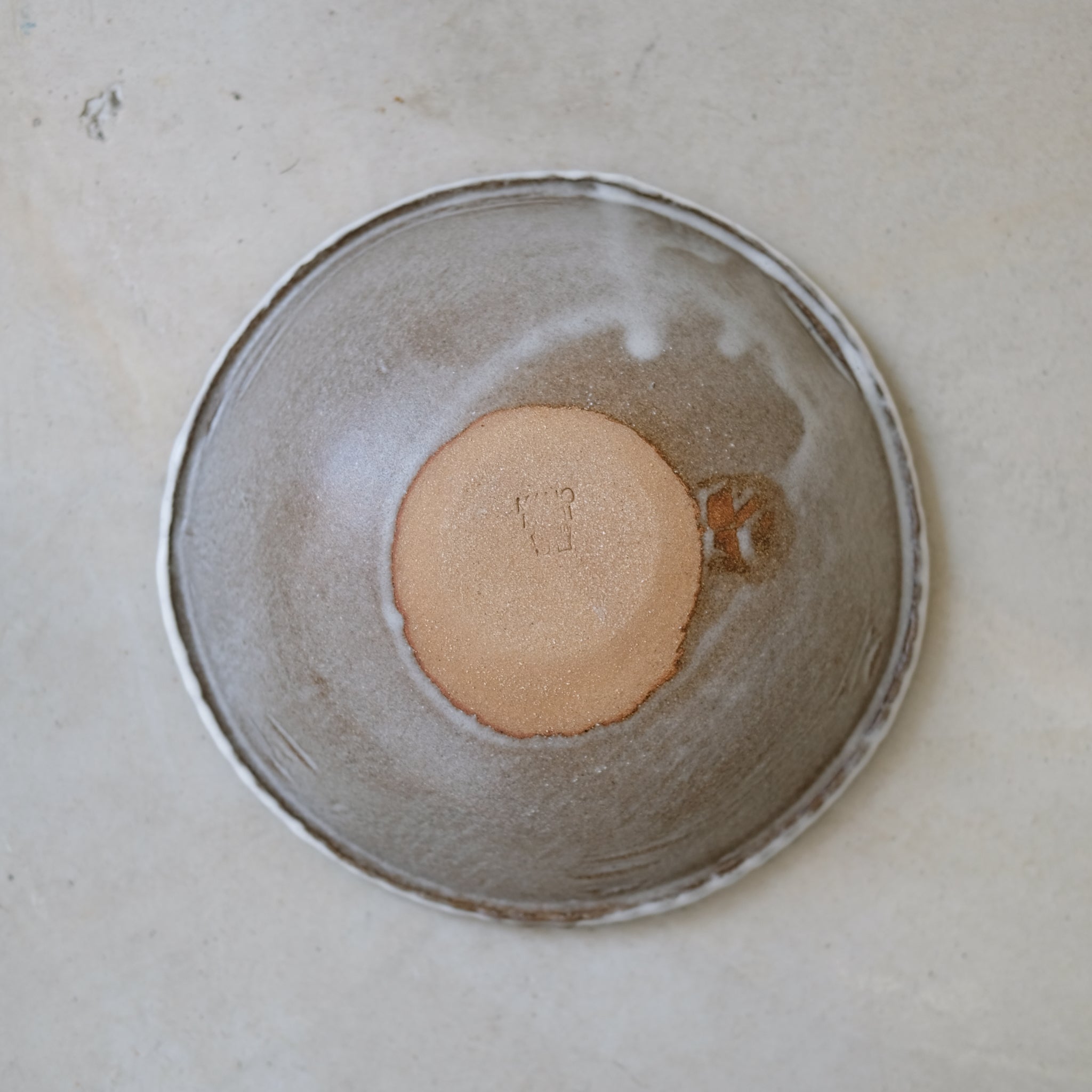 Saladier en grès roux D21,5cm - Blanc & Brun de Mano Mani chez Brutal