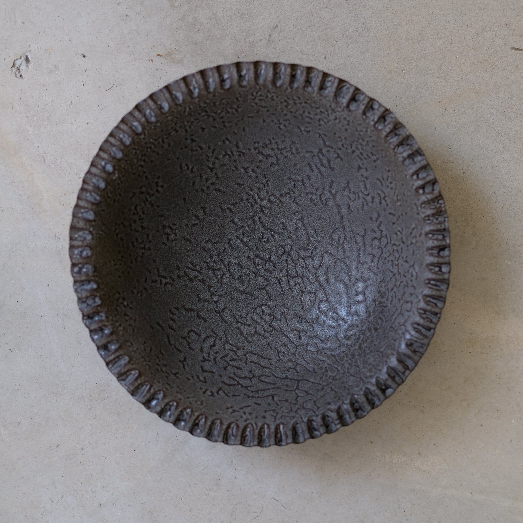 Saladier en grès noir D21,5cm -Mano Mani chez Brutal Ceramics