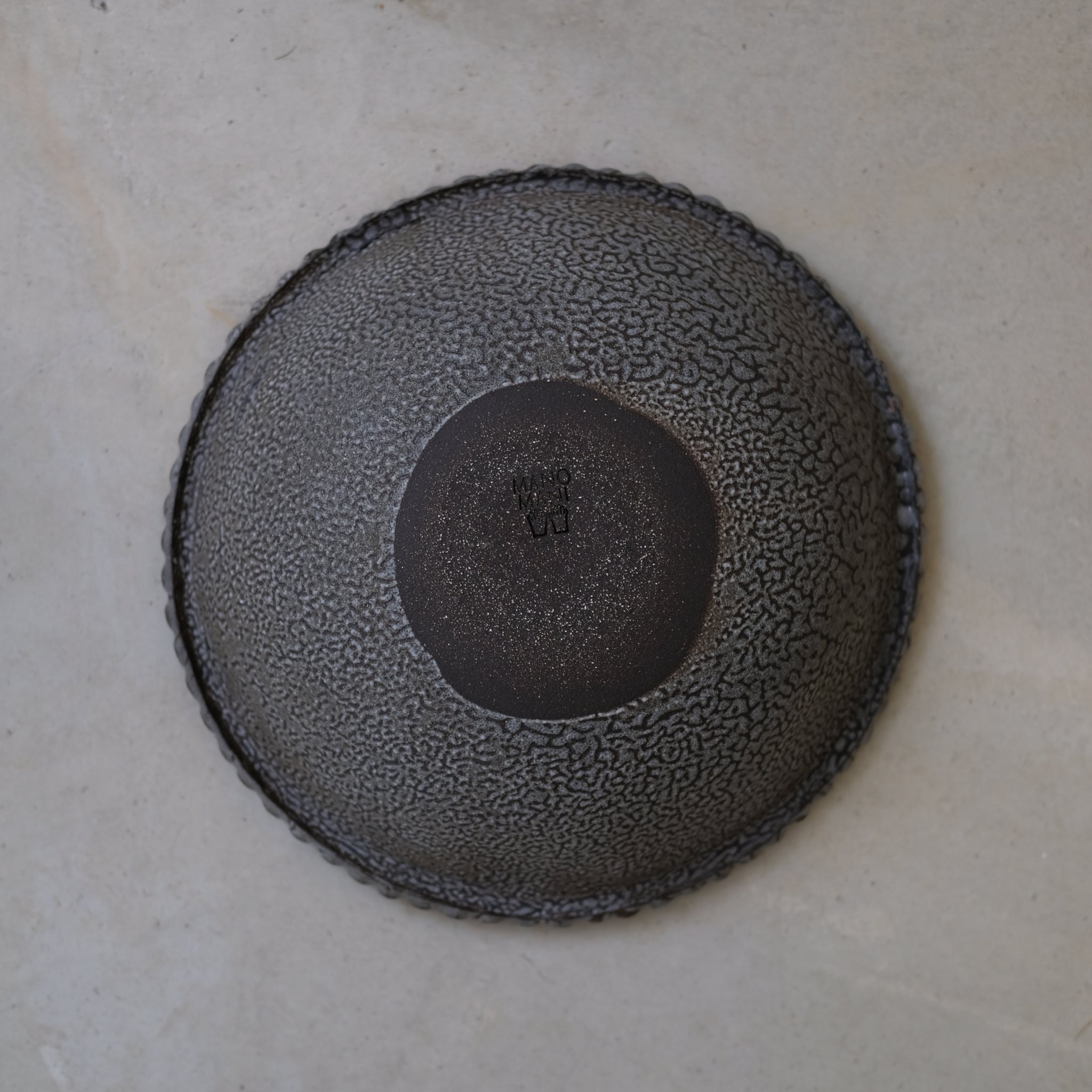 Saladier en grès noir D21,5cm -Mano Mani chez Brutal Ceramics