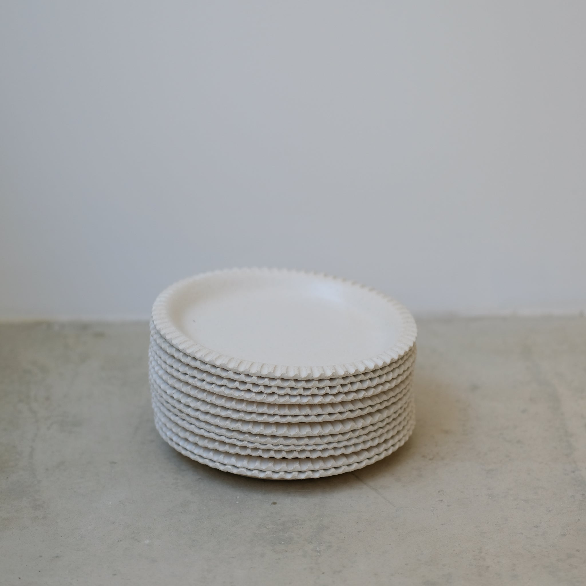 Assiette en grès blanc émail lait par Mano Mani chez Brutal Ceramics