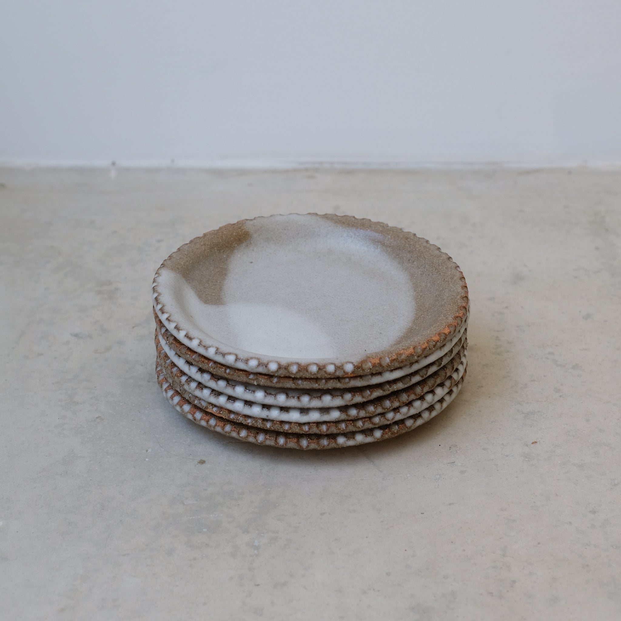 Assiette en grès roux email blanc-brun par Mano Mani chez Brutal Ceramics