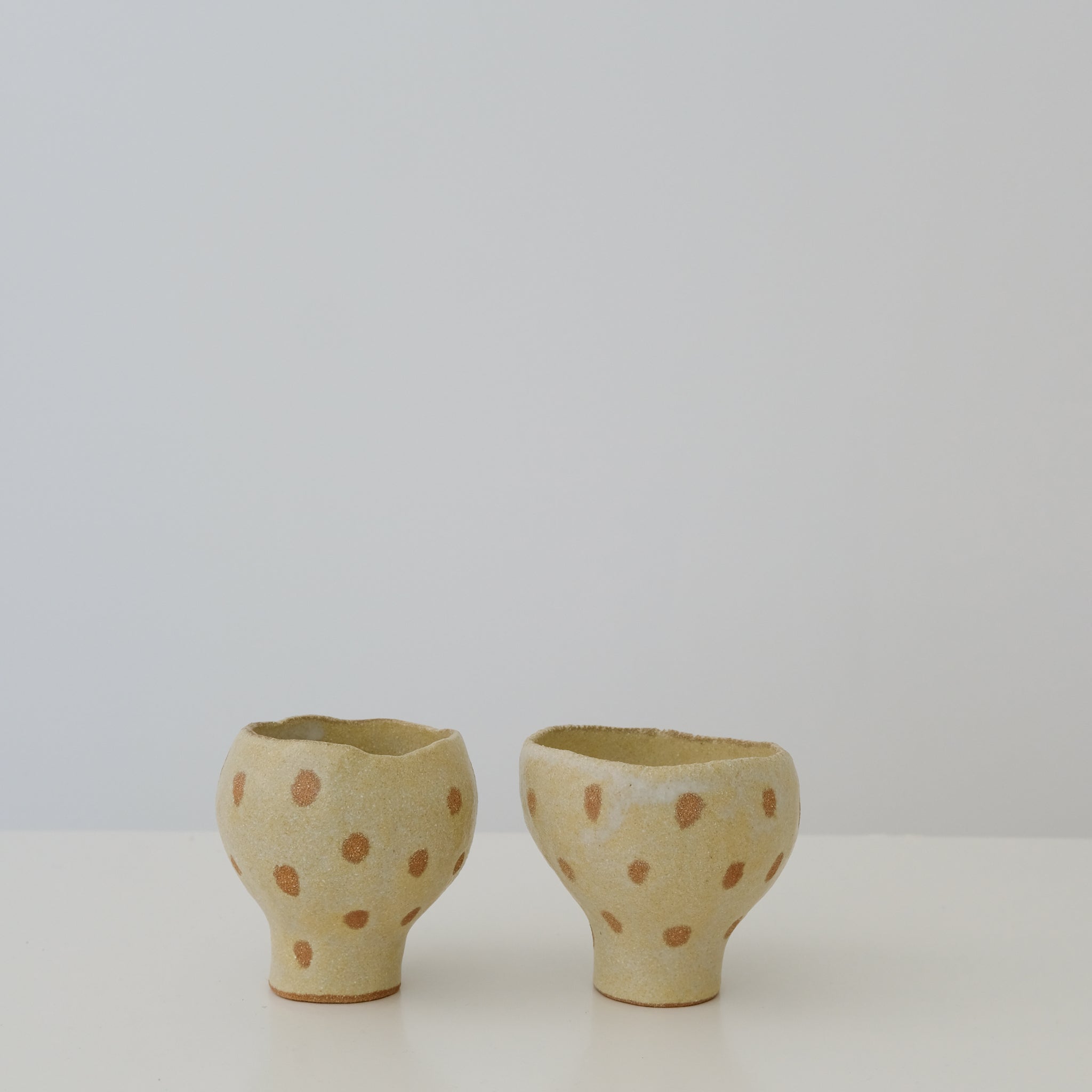 Tasse en grès roux crème à pois par Mano Mani chez Brutal Ceramics