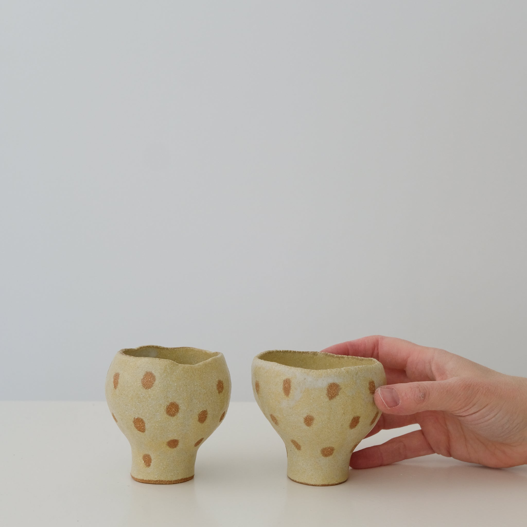 Tasse en grès roux crème à pois par Mano Mani chez Brutal Ceramics