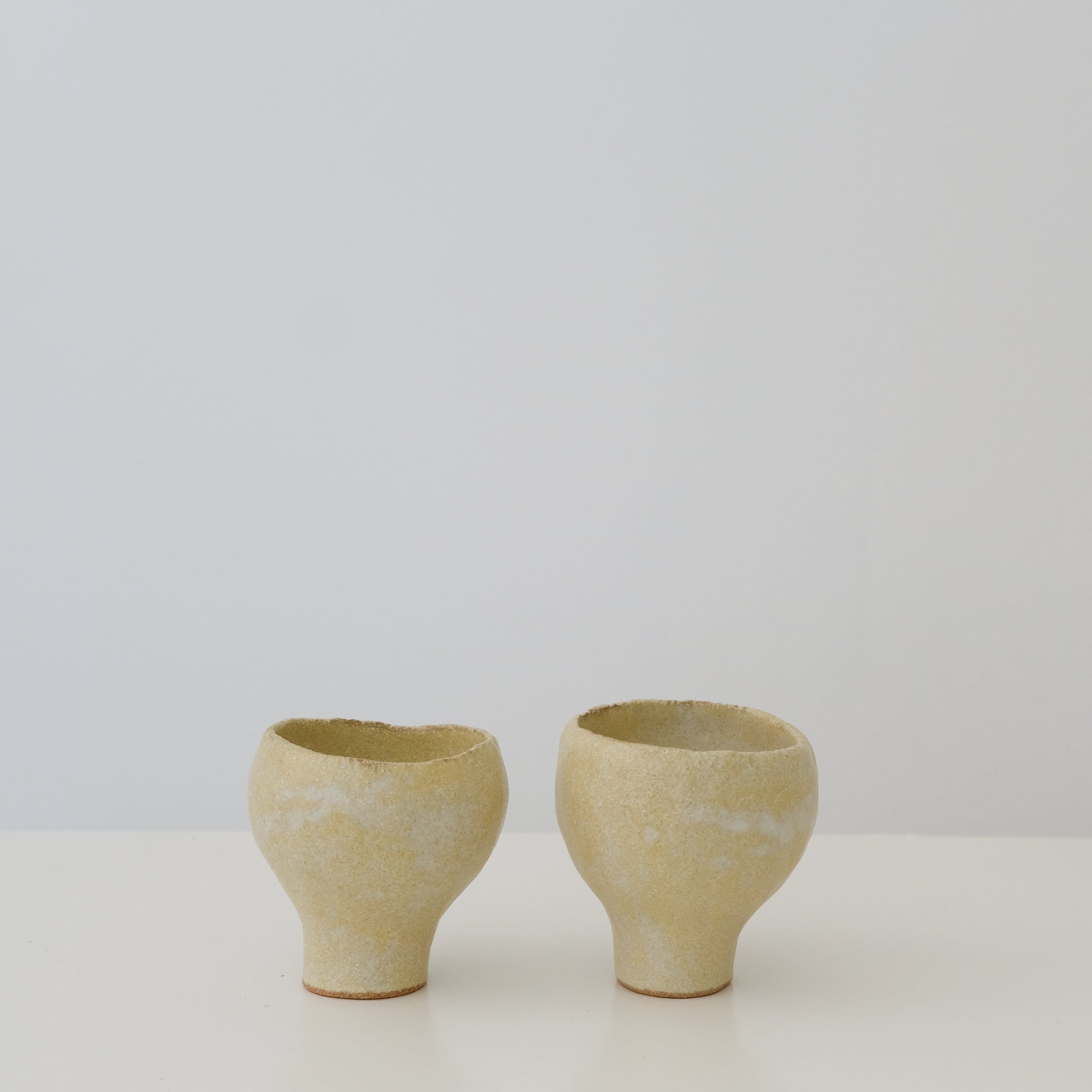 Tasse en grès roux crème par Mano Mani chez Brutal Ceramics