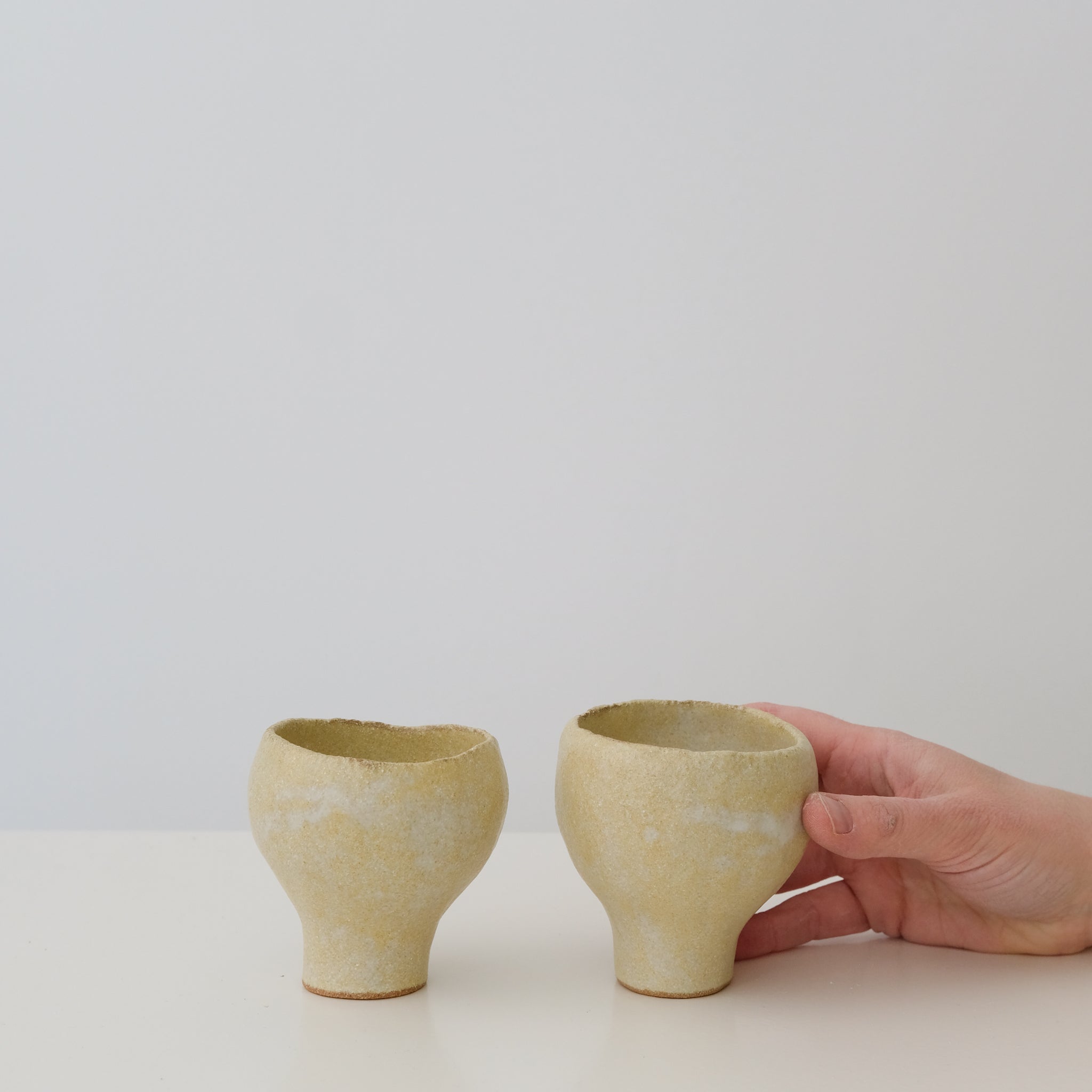 Tasse en grès roux crème par Mano Mani chez Brutal Ceramics