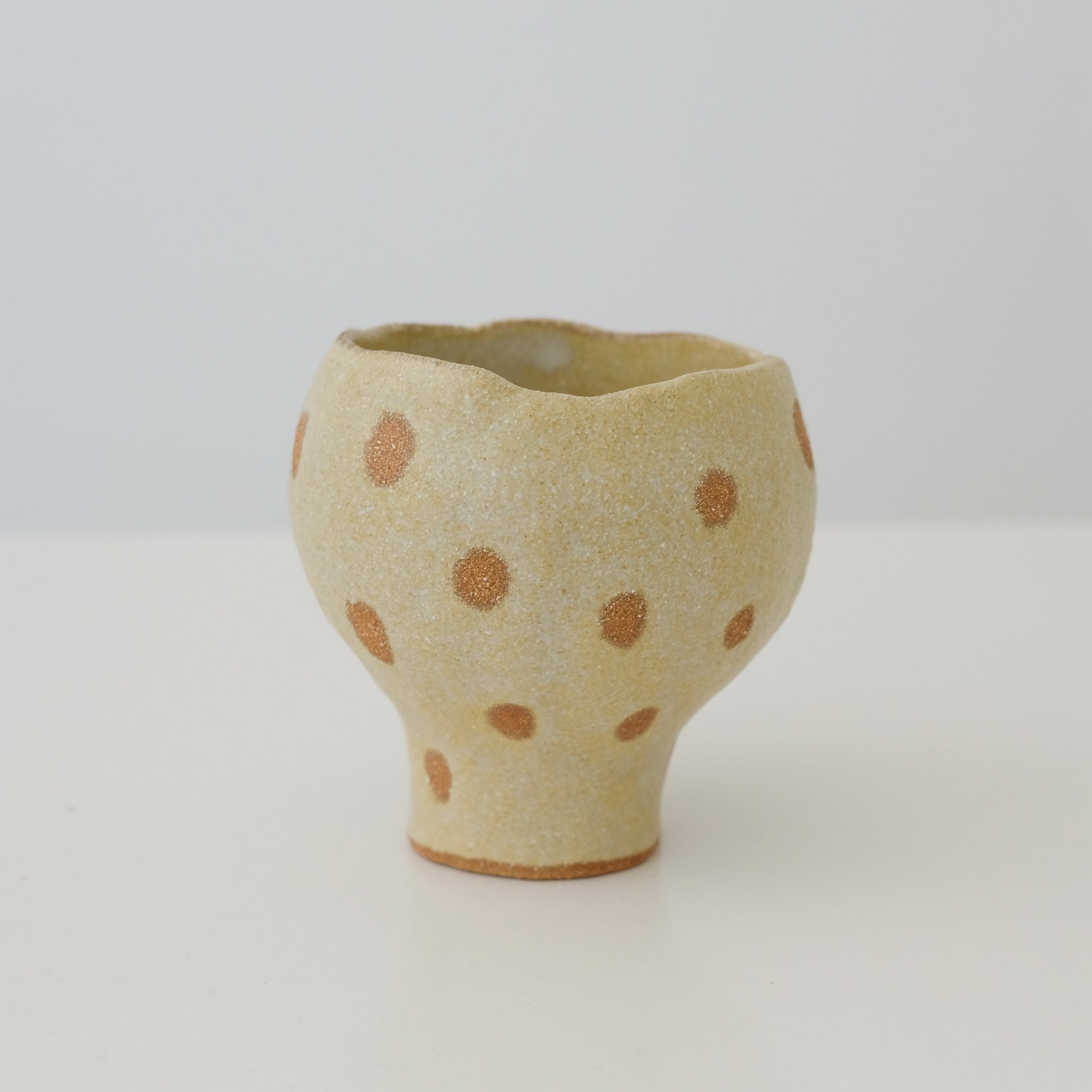 Tasse en grès roux crème à pois par Mano Mani chez Brutal Ceramics