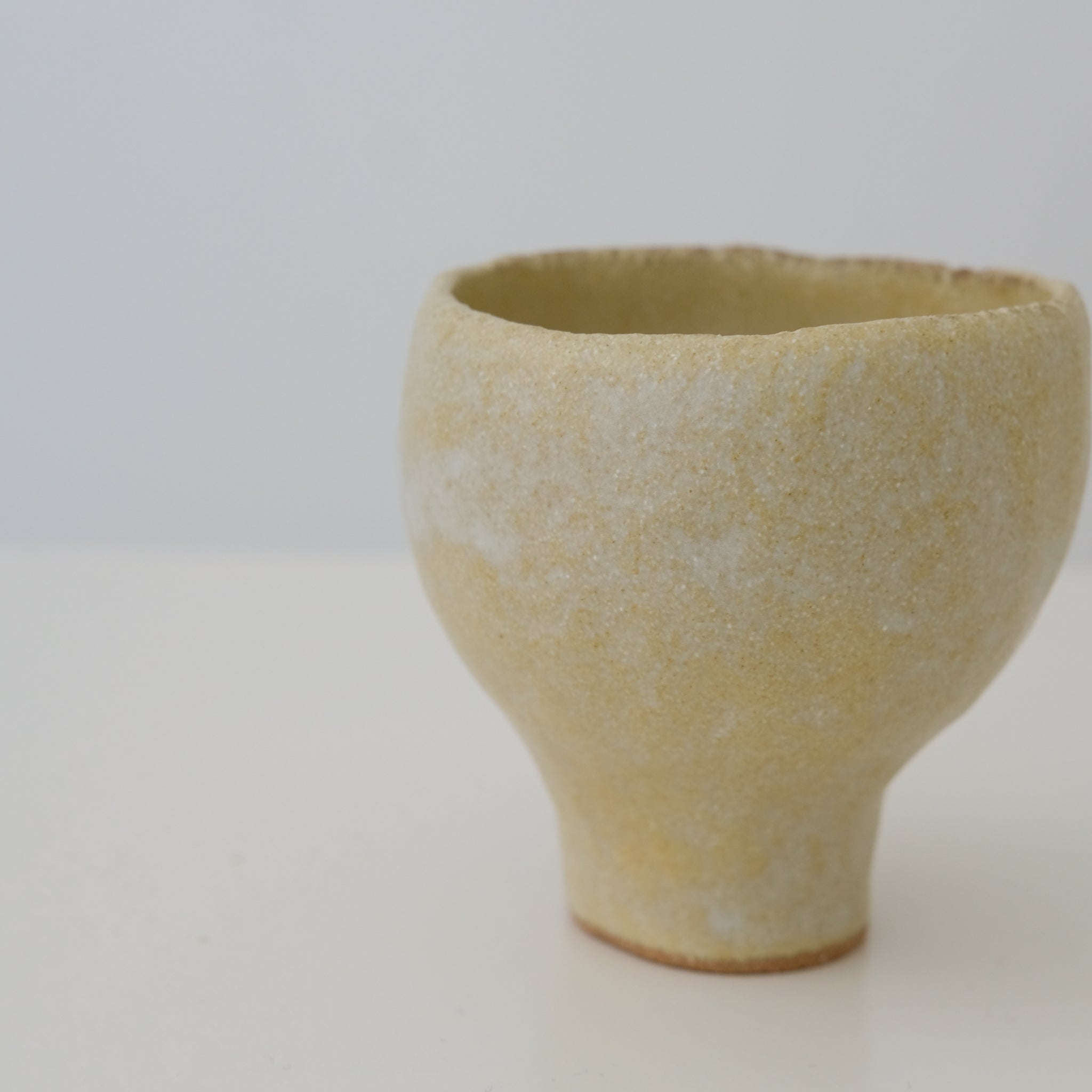 Tasse en grès roux crème par Mano Mani chez Brutal Ceramics