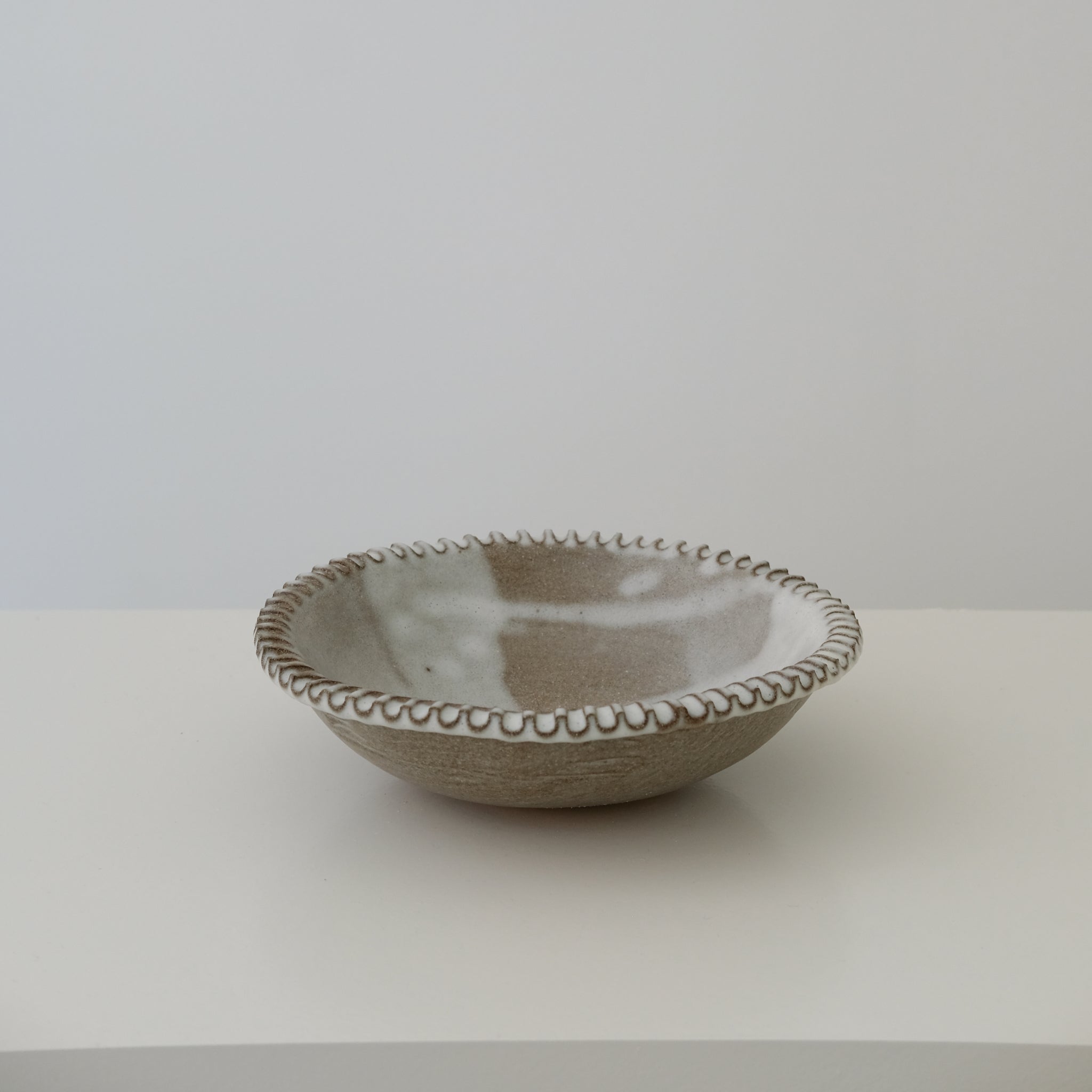 Saladier en grès roux D21,5cm - Blanc & Brun de Mano Mani chez Brutal