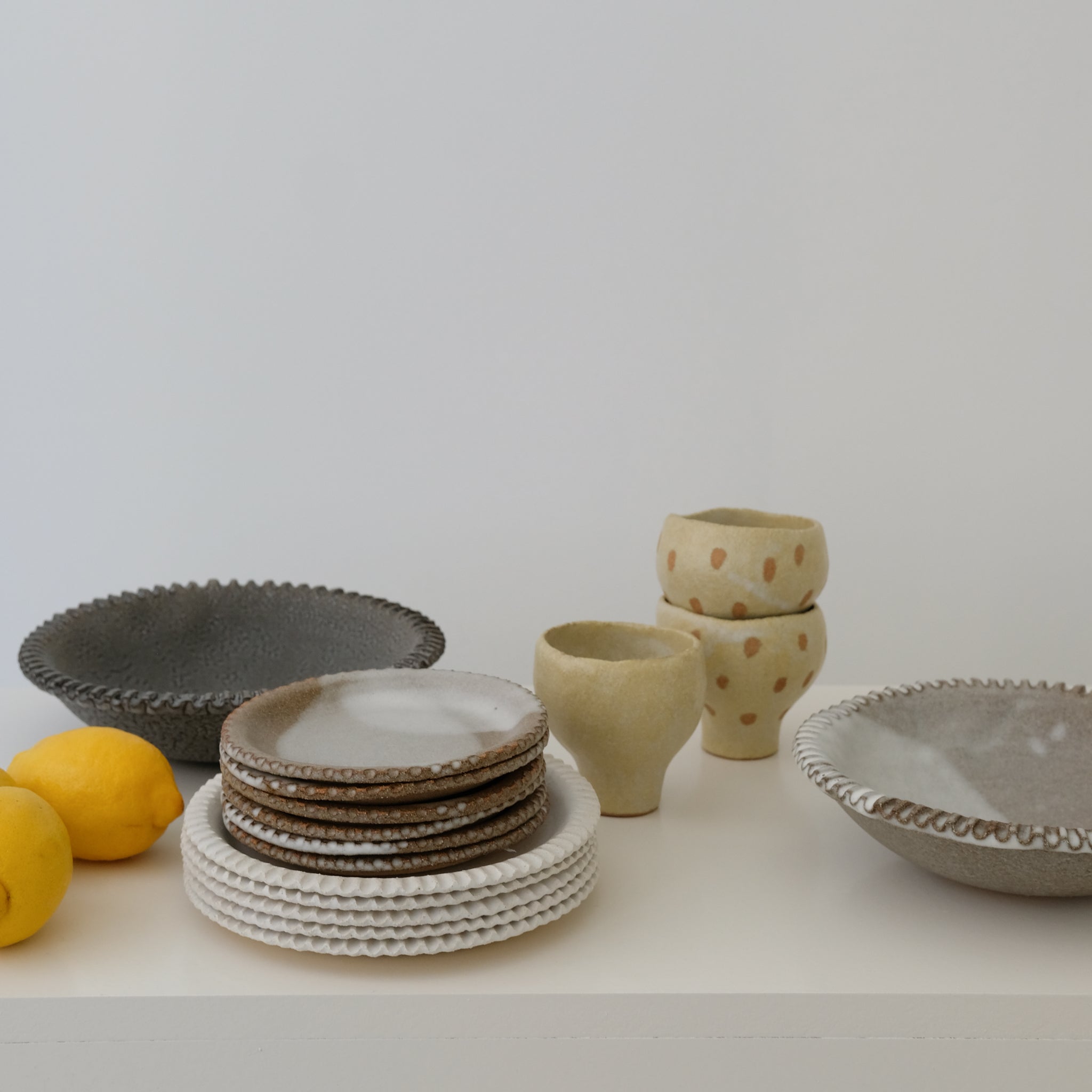 Assiette en grès blanc émail lait par Mano Mani chez Brutal Ceramics