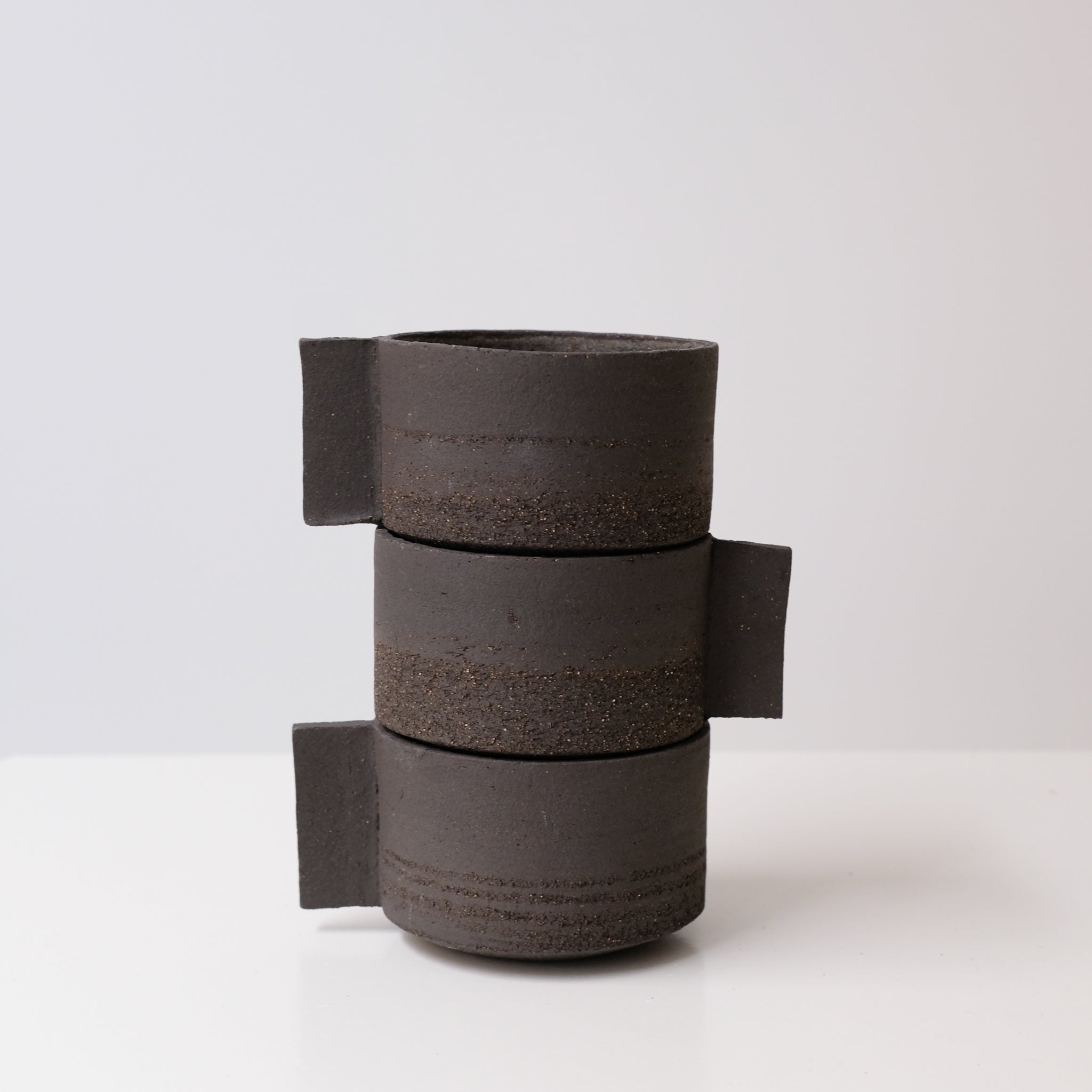 Tasse en grès noir chamotté par Studio Racines chez Brutal