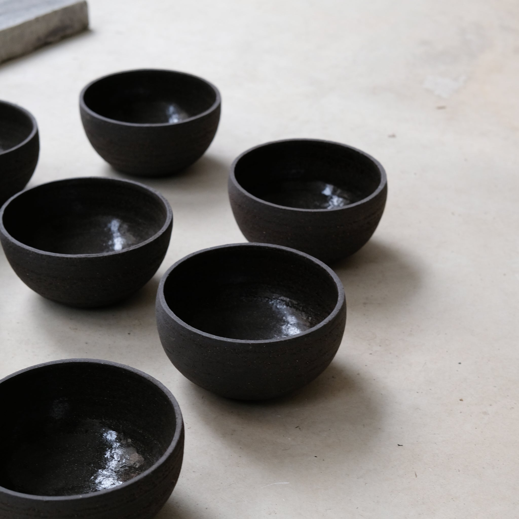 Bol en grès noir chamotté par Studio Racines chez Brutal