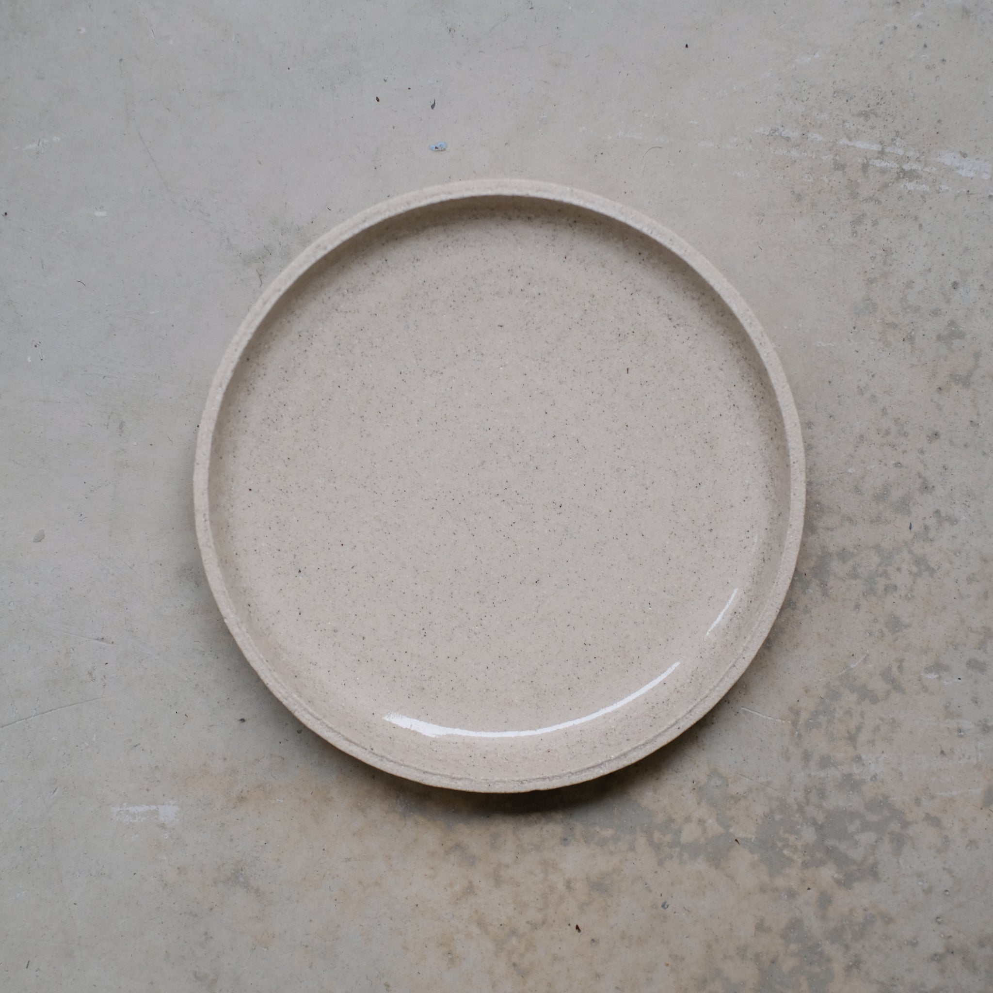 Assiette en grès chamotté par Studio Racines chez BrutalAssiette en grès chamotté par Studio Racines chez Brutal