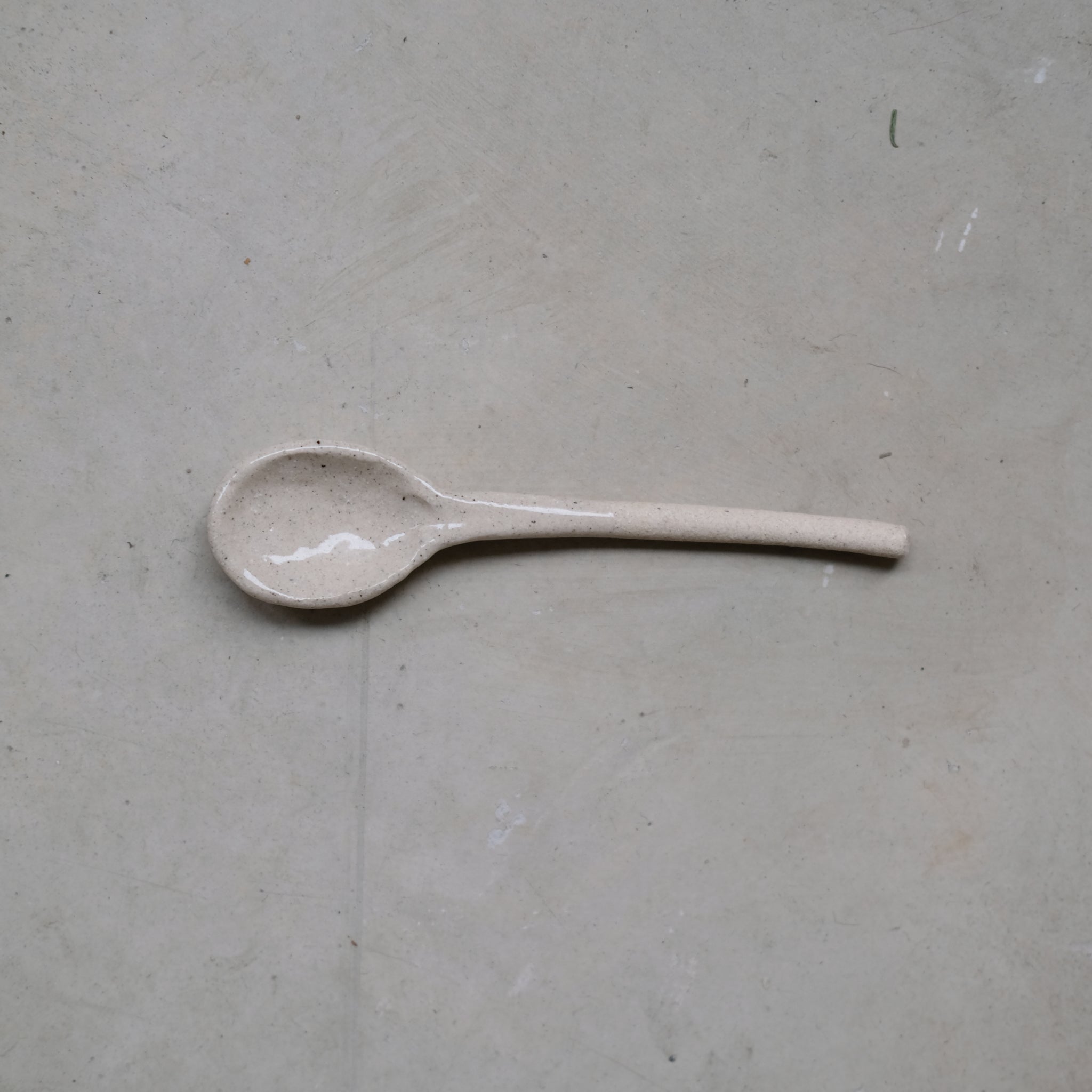Cuillère en grès chamotté par Studio Racines chez Brutal Ceramics