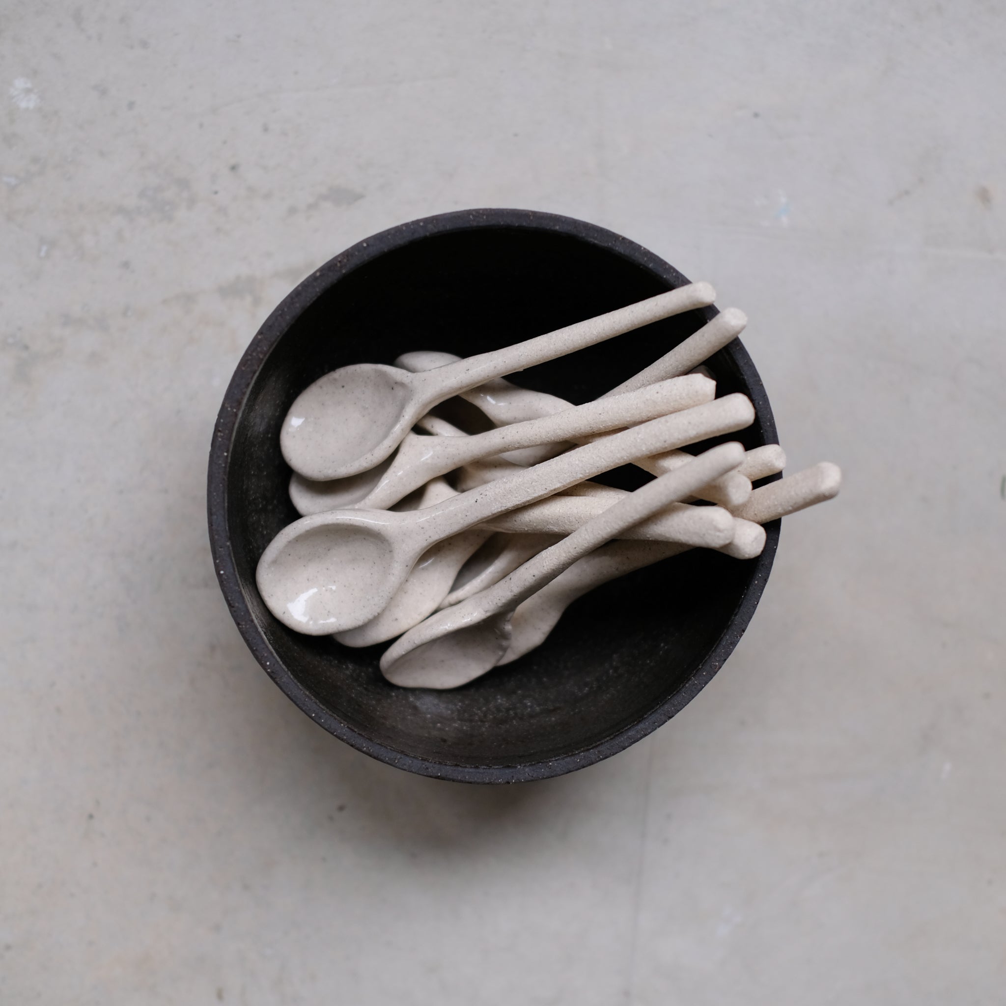 Cuillère en grès chamotté par Studio Racines chez Brutal Ceramics