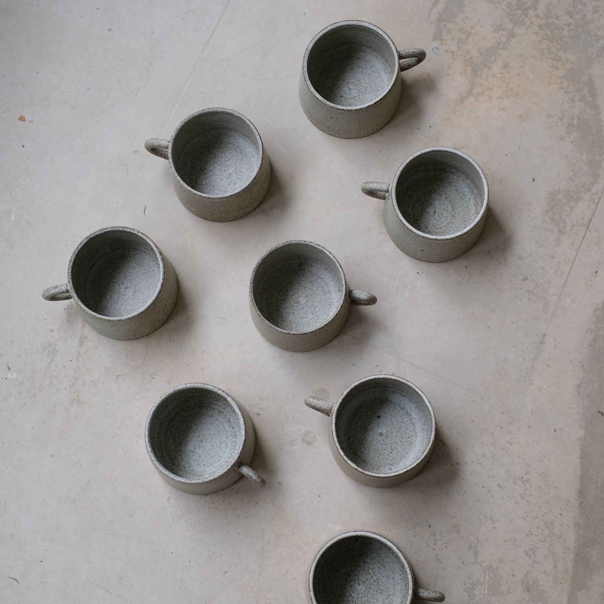 Tasse en grès gris de Viki Weiland, céramiste danoise chez Brutal