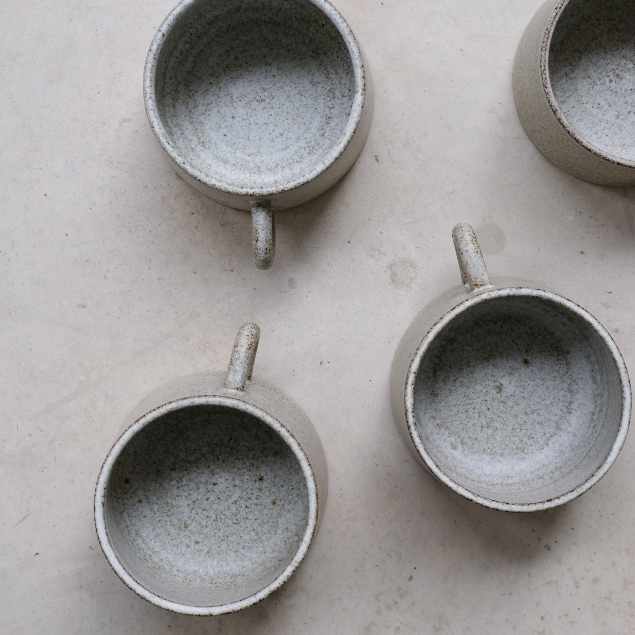 Tasse en grès gris de Viki Weiland, céramiste danoise chez Brutal