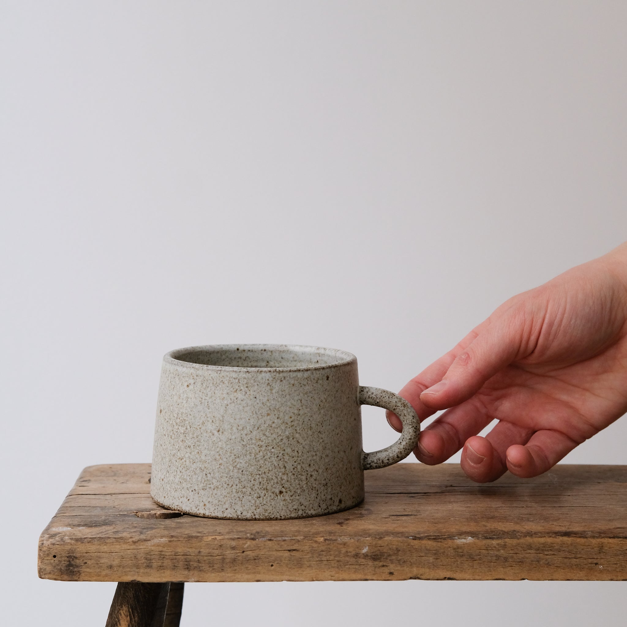 Tasse en grès gris de Viki Weiland, céramiste danoise chez Brutal