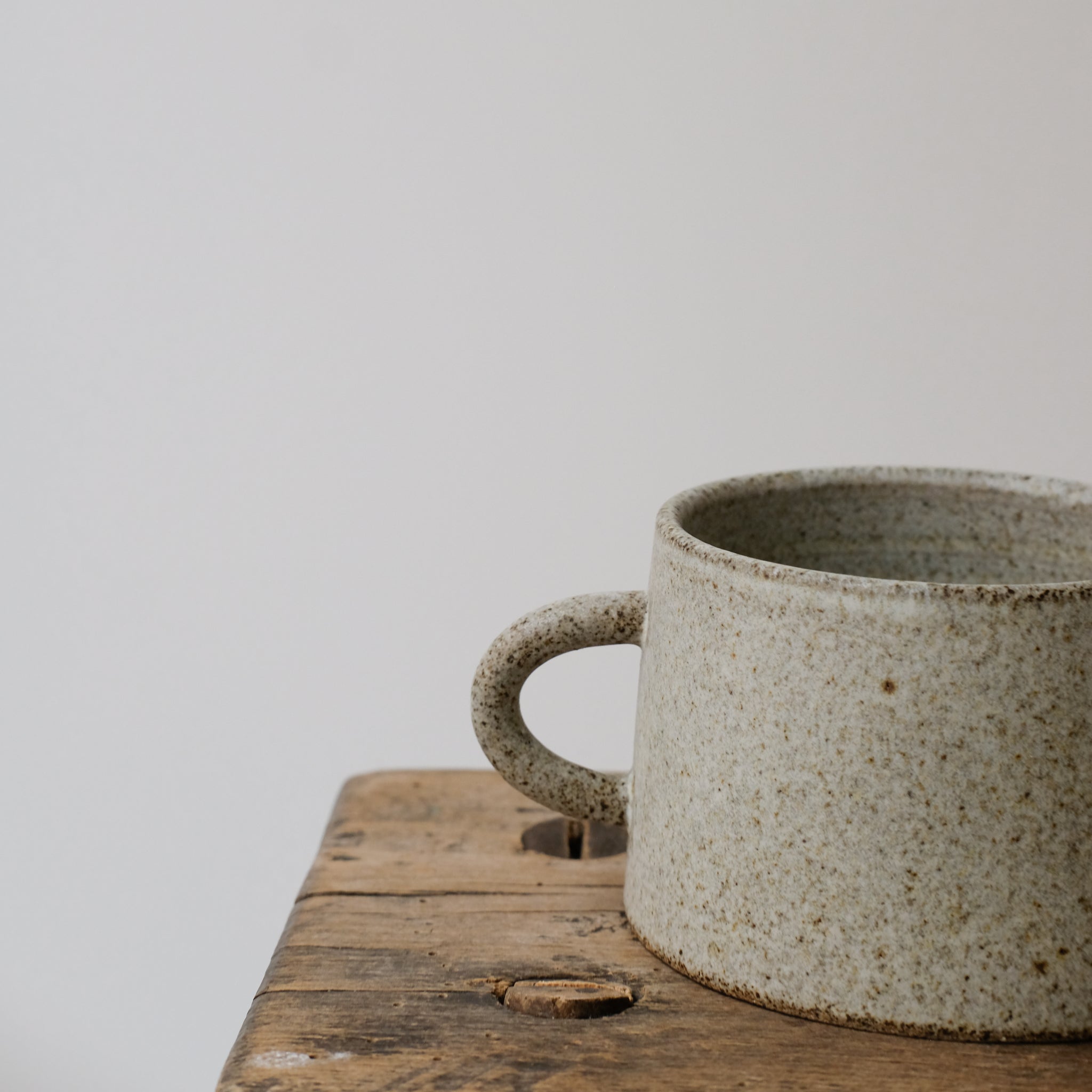 Tasse en grès gris de Viki Weiland, céramiste danoise chez Brutal