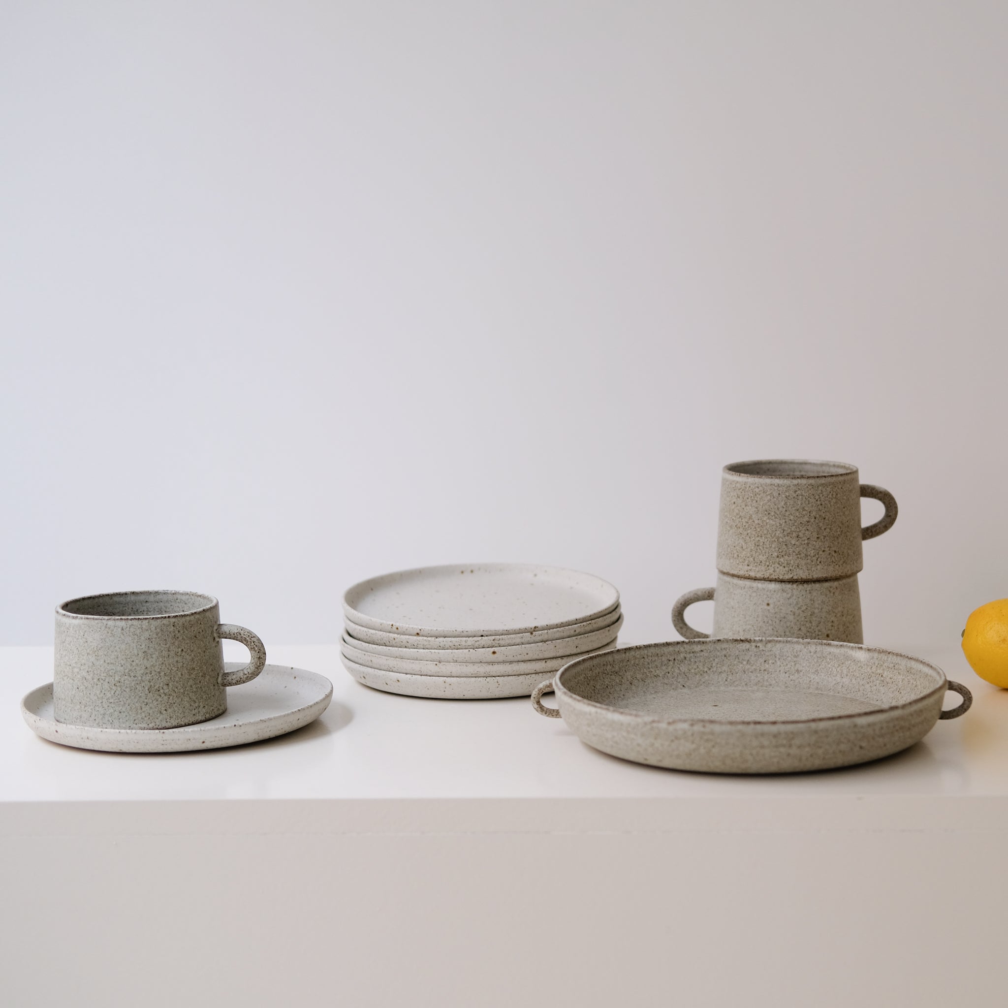 Assiette en grès gris de Viki Weiland, céramiste danoise chez Brutal