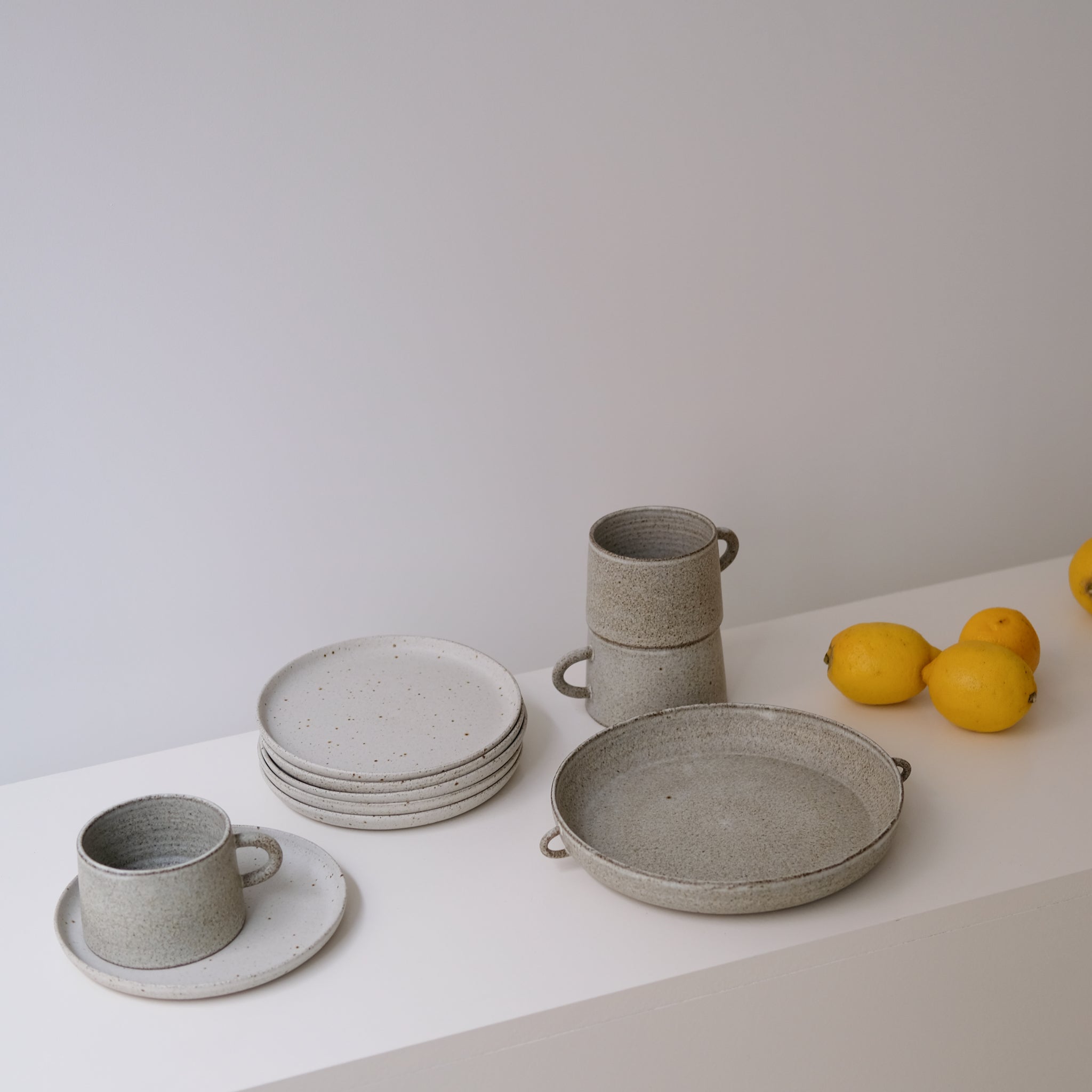 Tasse en grès gris de Viki Weiland, céramiste danoise chez Brutal