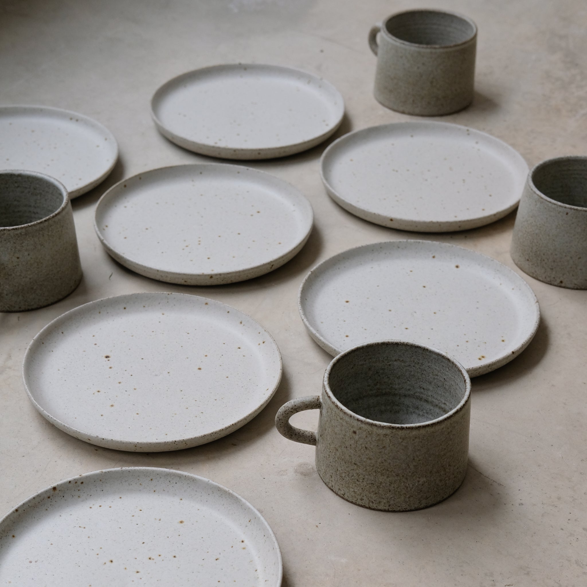 Assiette en grès gris de Viki Weiland, céramiste danoise chez Brutal