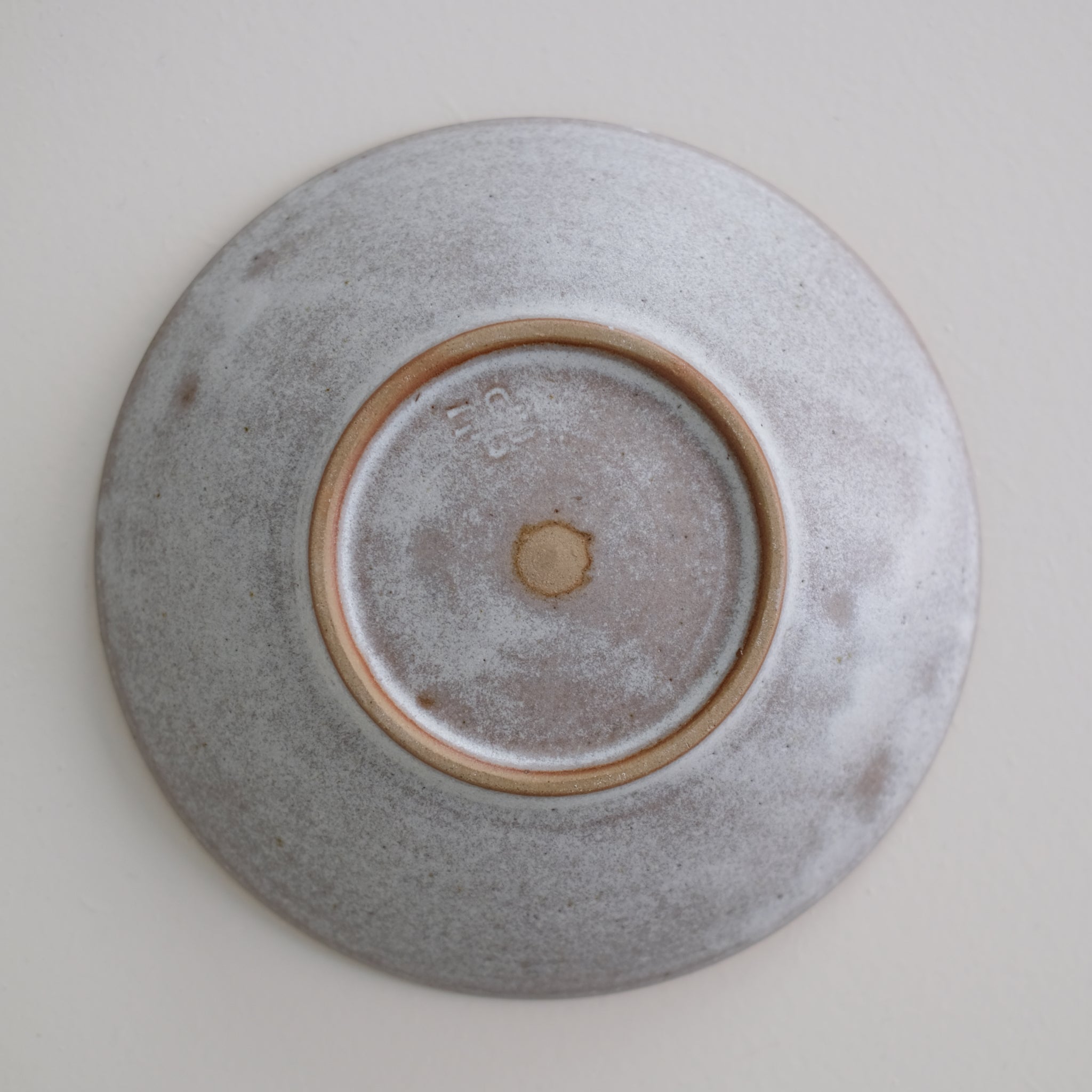 Assiette creuse en grès blanc gris de dunp chez Brutal Ceramics