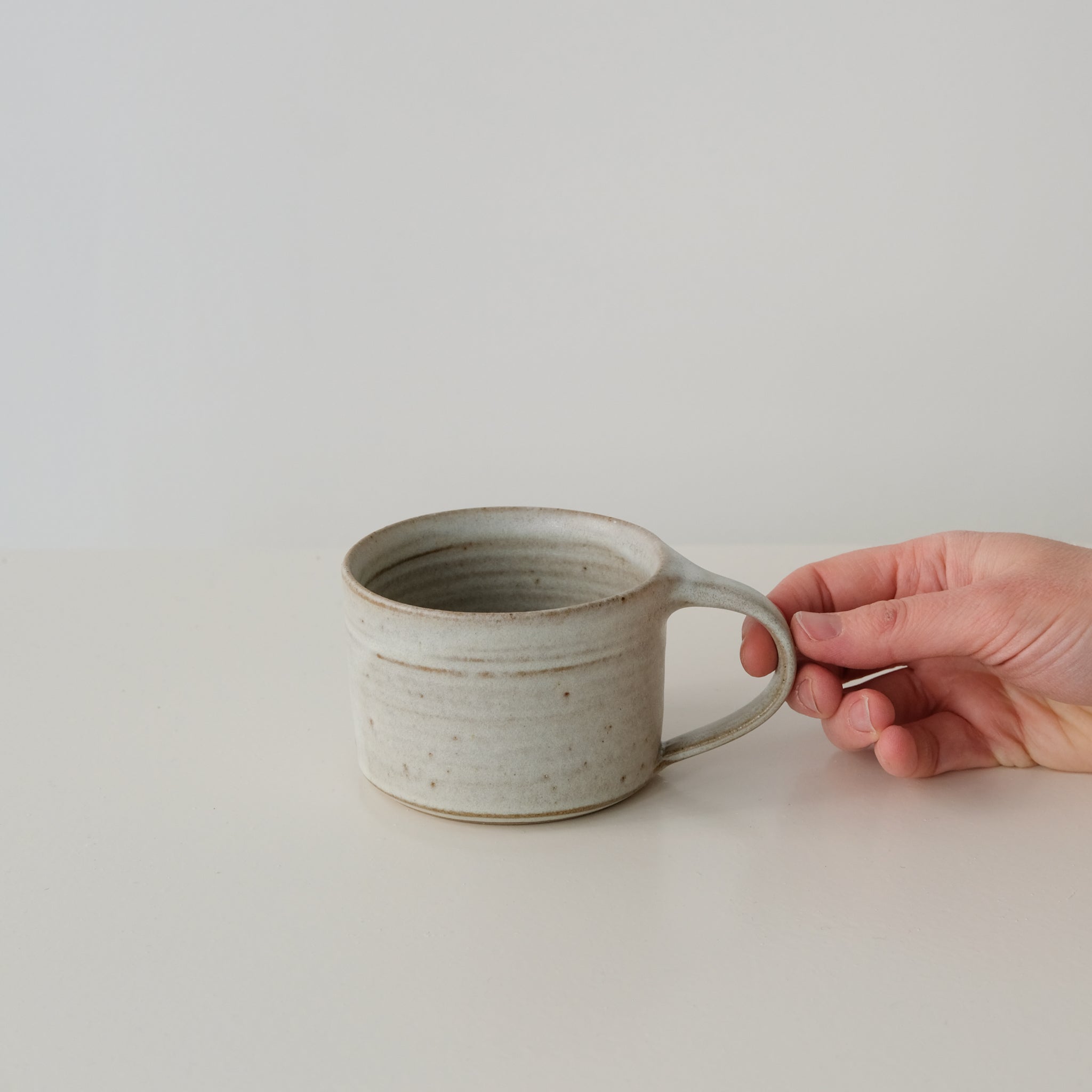 Tasse ansée en grès 300ml - Blanc de dunp chez Brutal Ceramics