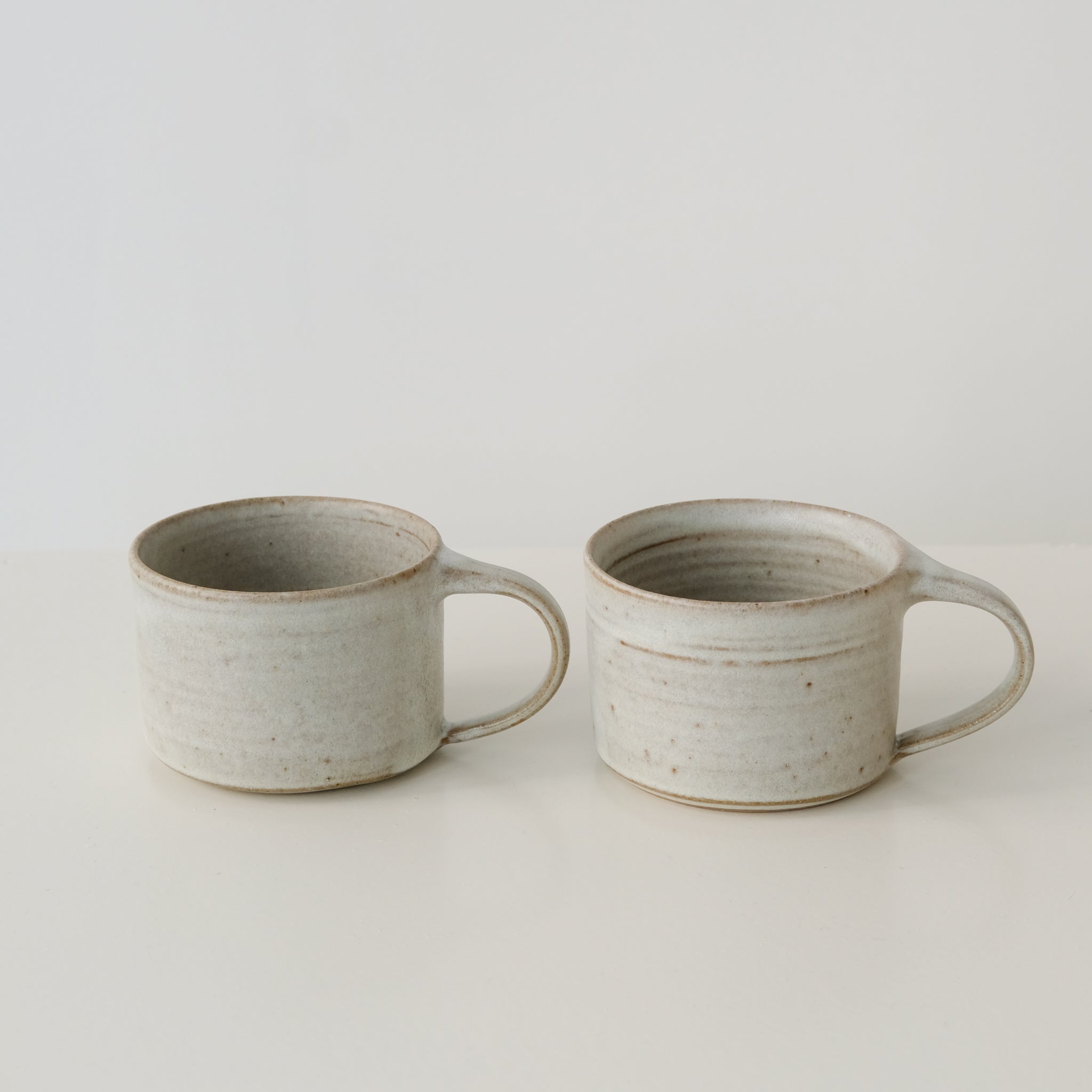 Tasse ansée en grès 300ml - Blanc de dunp chez Brutal Ceramics